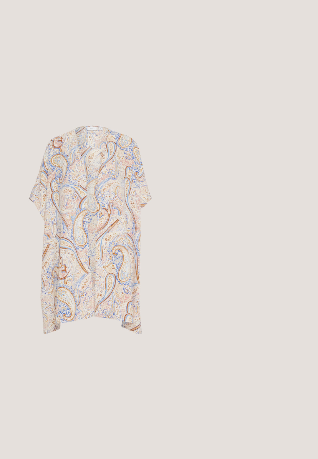 Kimono de manga corta con un patrón de paisley en beige, azul y óxido. Tejido ligero, abertura frontal y corte relajado.; Vero Moda VMEASY TANK - Mono - navy; Sanda negra de ante con una tira ancha, hebilla en el tobillo y una suela de cuña estratificada que presenta texturas naturales y un patrón trenzado.; Gafas de sol marrón carey con un marco octagonal y lentes degradados. Accesorios de hardware en tono dorado en las patillas.; Bolsa tejida a rayas en negro y beige, con un diseño holgado, superficie texturizada y un pequeño parche de cuero.; Collar de oro de tres capas con cadenas delgadas, una barra curva y un pequeño colgante ovalado en la cadena más larga, exhibido sobre un fondo blanco.