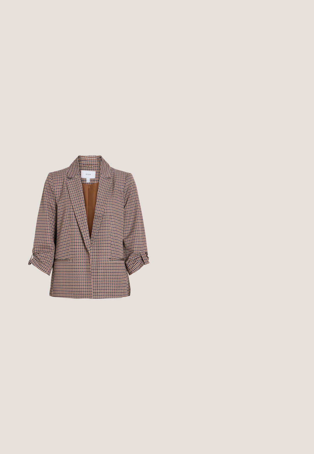 Bruin-beige geruite damesblazer met opgerolde driekwart mouwen en een reverskraag met inkeping.; Beige blouse met korte mouwen, een ronde halslijn en een subtiele textuur, losse pasvorm, met een label met Street One aan de achterzijde van de kraag.; Blauwe denim skinny jeans met een hoge taille, vijf zakken en een ritsluiting. De stof heeft een licht vervaagde textuur met contrasterende stiksels.; Taupe suède enkellaars met een spitse neus, zilveren studs, een zijrits en een kwastje aan de rits. Gestapelde houten hak.; Bruine suède handtas met franjes, dubbele handvatten, verstelbare schouderriem en aangehechte kleine ritstas.; Goudkleurige slangketting halsketting met een soepele, flexibele vormgeving, voorzien van een karabijnsluiting en een verstelbare verlengkettinkje voor lengte.