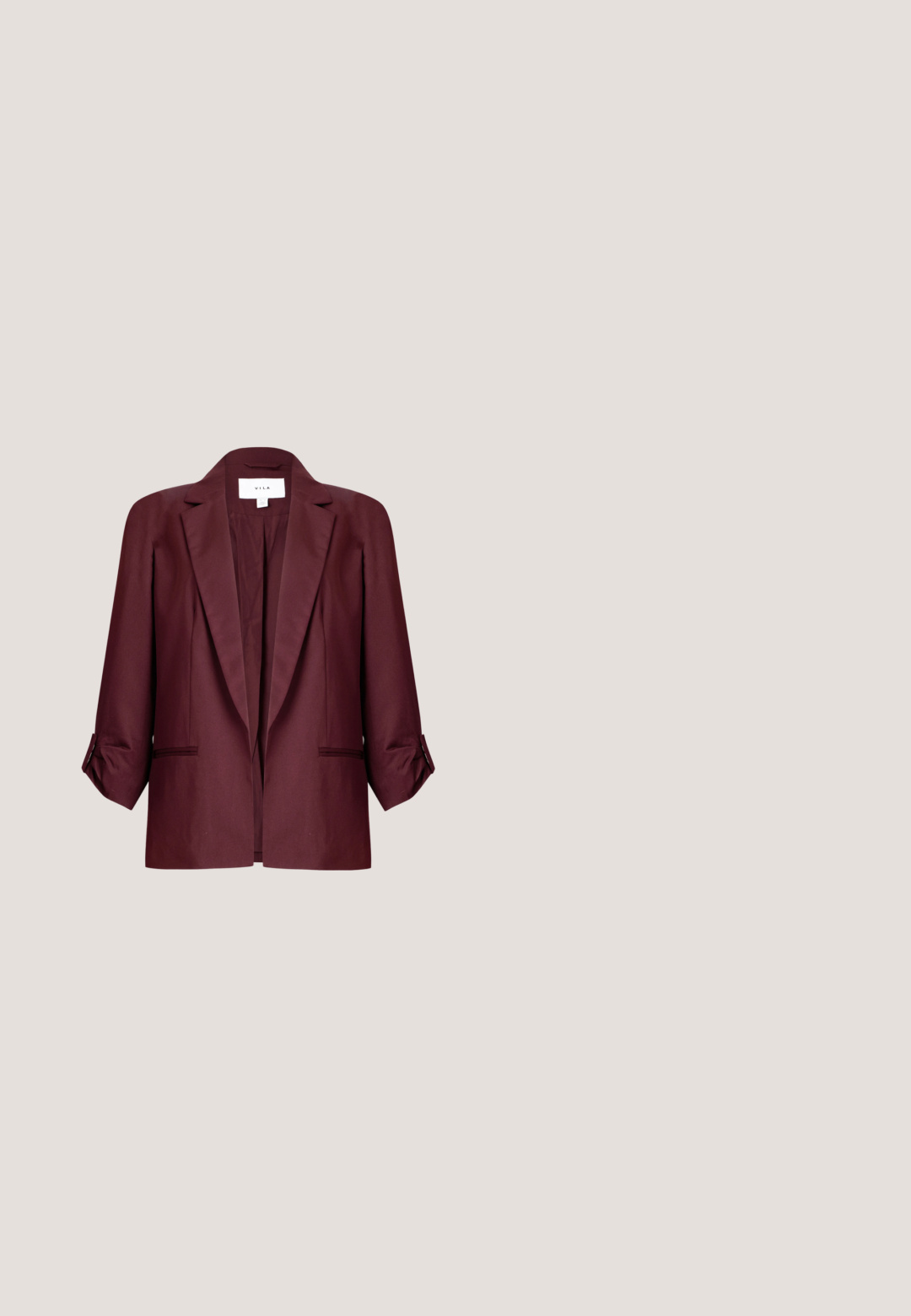 Bordeauxrød blazer med revers, opsmøgede ærmer, to frontlommer og åben front, vist mod en ensfarvet lys baggrund.; Hvid polo skjorte lavet af bomuld, med klassisk krave, tre knapper og et lille sort logo på venstre bryst. Korte ærmer.; High-waist sort denim jeans med forreste knap og lynlås, to forlommer og en tilspidset ben foran på en hvid baggrund.; Sort slip-in sandal med bølget sål, der hviler på beige tæppe nær rundt træ sofabord med stabler af bøger.; Sorte rektangulære solbriller med mørke linser og tykke matte stel. Armen er let tilspidset med en glat overflade.; Sort quiltet crossover-taske med diamantmønster, der har en kraftig kædestrop med bogstavcharms, der staver "DIESEL."