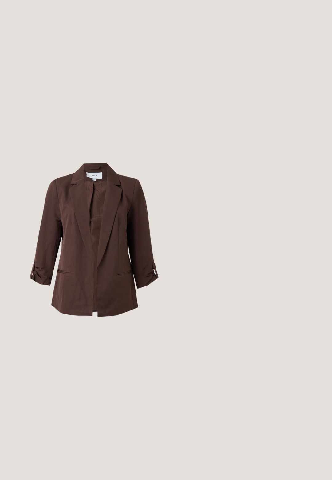 Brun blazer med lange ærmer med revers, to forlommer og ærmer rullet op og fastgjort med knapstropper.; Sort ærmeløs top med bred bådudskæring og let draperet detalje, tætsiddende talje, præsenteret på en ensfarvet hvid baggrund.; Bukser med vide ben og elastisk taljebånd, med et sort-hvidt abstrakt tigerstribemønster.; Sort lædersandal med ankelsnor, der svæver over asfalt nær en blå byggepladsbarriere.; Sort læderkuvertclutch med lukning med guldfarvet knap på en ensfarvet hvid baggrund.; To skinnende guldøreringe i et buet design med orange accenter nær stikket, sat mod en enkel hvid baggrund.