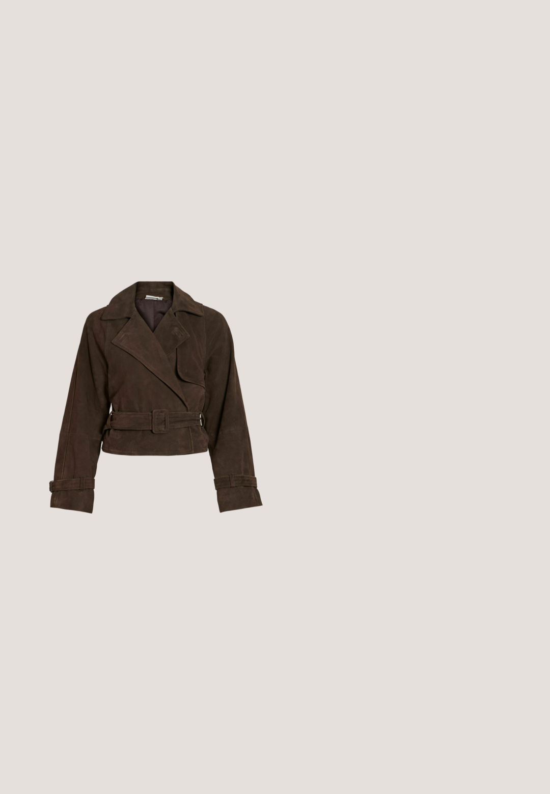 Dunkelbraune Wildleder-Cropped-Jacke mit breitem Revers, tailliertem Gürtel und verstellbaren Riemen an den Ärmelabschlüssen.; Hellblaues Denim-Hemd mit langen Ärmeln, spitzem Kragen, zwei Brusttaschen und kontrastierenden Nähten. Verfügt über ein Design mit Westernstil-Yoke.; Reiss CLAUDE HIGH RISE FLARED  - Stoffhose - chocolate brown; Braune Wildleder kniehohe Stiefel mit runder Zehenpartie, lässigem Schaft und blockiertem Absatz. Auffällige Kontrastnähte entlang der Nähte.; Quadratisches beiges Tuch mit filigranen symmetrischen Blumen- und Paisleymustern in Rot-, Blau-, Orange- und Lilatönen, zentriert um ein Palmen-Motiv.; Geflochtener brauner Ledergürtel mit einer rechteckigen goldfarbenen Schnalle, der ein gewebtes Muster und eine glatte Textur entlang der gesamten Länge aufweist.