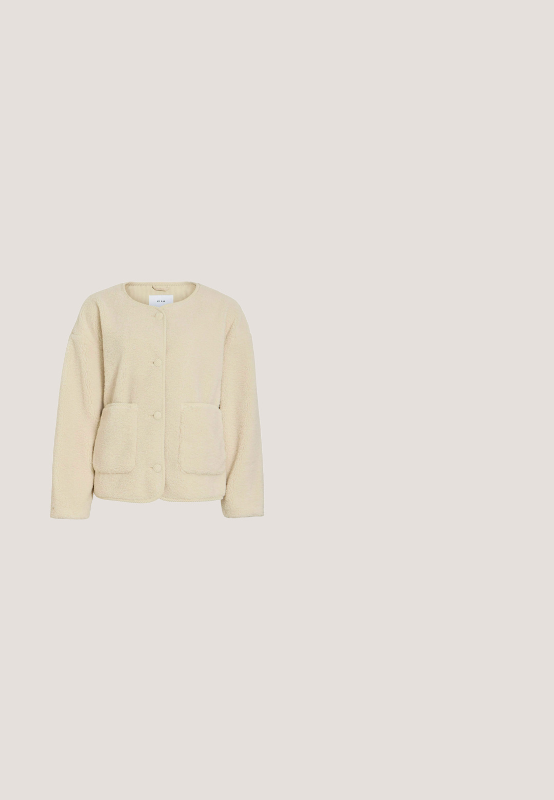 Beige fleecejack met ronde hals, lange mouwen, knopen aan de voorkant en twee grote voorzakken.; Beige dames top met korte mouwen, voorzien van een gedraaide knoopdetail bij de halslijn en een aansluitend model.; Een korte, beige rok gemaakt van een zachte, gestructureerde stof met een geribbeld tailleband en een lichte plooiing bij de zoom.; Bruine suède en wit mesh lage sneaker met witte veters en een lichtbruine geribbelde rubberen zool, weergegeven in zijaanzicht.; Beige leren handtas met een gebogen schouderband, uitgerust met een voorzak met ritssluiting en subtiele gouden accenten. Gladde textuur en minimalistisch ontwerp.; Gouden ketting met ronde kraalaccenten, voorzien van een fijn kettinkje en een verstelbare lengte. Eenvoudig ontwerp, lichte textuur.