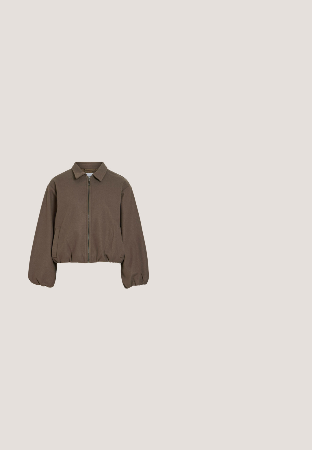 Braune Zip-Up-Jacke mit Kragen, langen, aufgepufften Ärmeln und elastischem Taillenbund, auf weißem Hintergrund dargestellt.; Brauner gerippter Cardigan mit rundem Ausschnitt, Frontknöpfen und langen Ärmeln. Mit einem strukturierten Strickmuster und verkürzter Länge.; Schlichtes weißes T-Shirt mit kurzen Ärmeln und Rundhalsausschnitt, dargestellt auf weißem Hintergrund ohne sichtbare Muster oder Logos.; Locker sitzende braune Hose mit elastischem Bund und vorderem Kordelzug, mit weitem Bein und seitlichen Taschen.; Niedriger Puma-Sneaker in Creme mit dunkelbraunen Akzenten, Schnürsenkeln und gesprenkeltem Muster am Seitenstreifen.; Braune Lederhandtasche mit strukturiertem quadratischem Muster und einem einzelnen gebogenen Schulterriemen, gezeigt vor weißem Hintergrund.