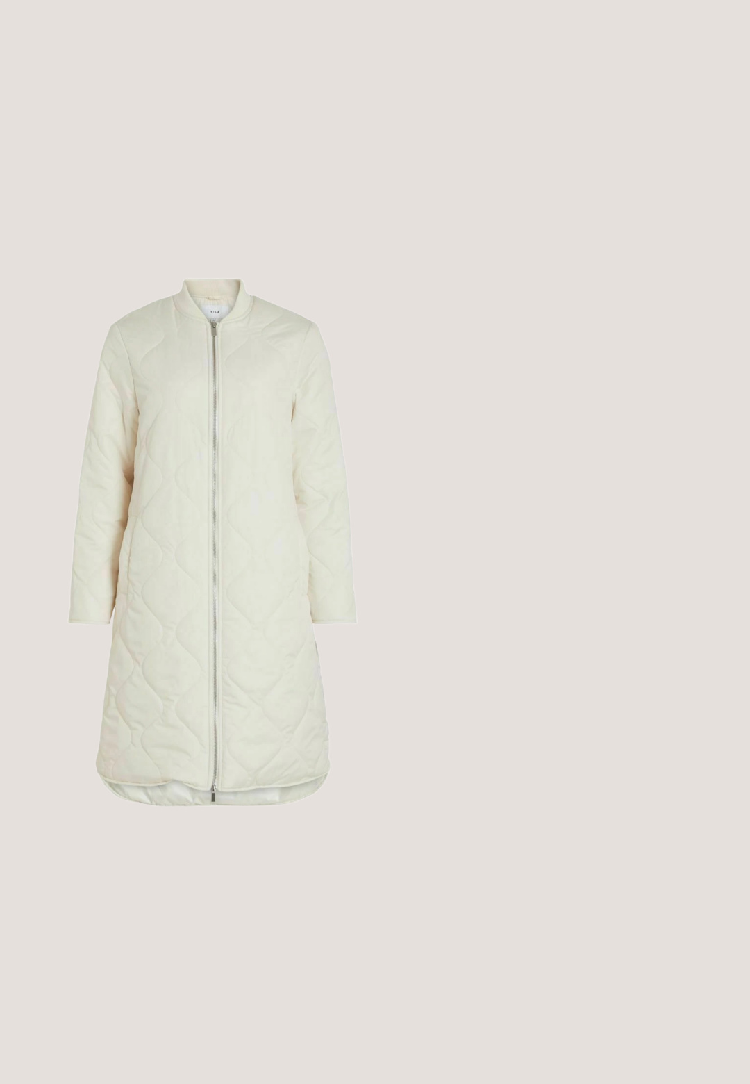 Abrigo largo acolchado blanco con mangas largas, cuello alzado y cremallera frontal; presenta una textura suave y un diseño de patrón de diamantes.; Top blanco de manga corta con canalé y escote en V con borde ondulado. Hecho de una tela suave, tiene un diseño ajustado y una superficie texturizada.; Pantalones de pierna ancha a rayas azul y blanco, hechos de tela ligera con cintura elástica y cordón ajustable. Presenta puños fruncidos.; Zapatilla con suela gruesa en blanco, beige y gris. Parte superior de malla y sintética con un diseño elegante y detalles en negro contrastantes.; Bolso tote de cuero color crema con doble asa, correa de hombro ajustable y detalle decorativo de cinturón con hebilla en la parte frontal.; Pendientes florales dorados con un diseño texturizado y ondulado. Cada pieza presenta un detalle central de cuentas, que recuerda a una flor en plena floración.