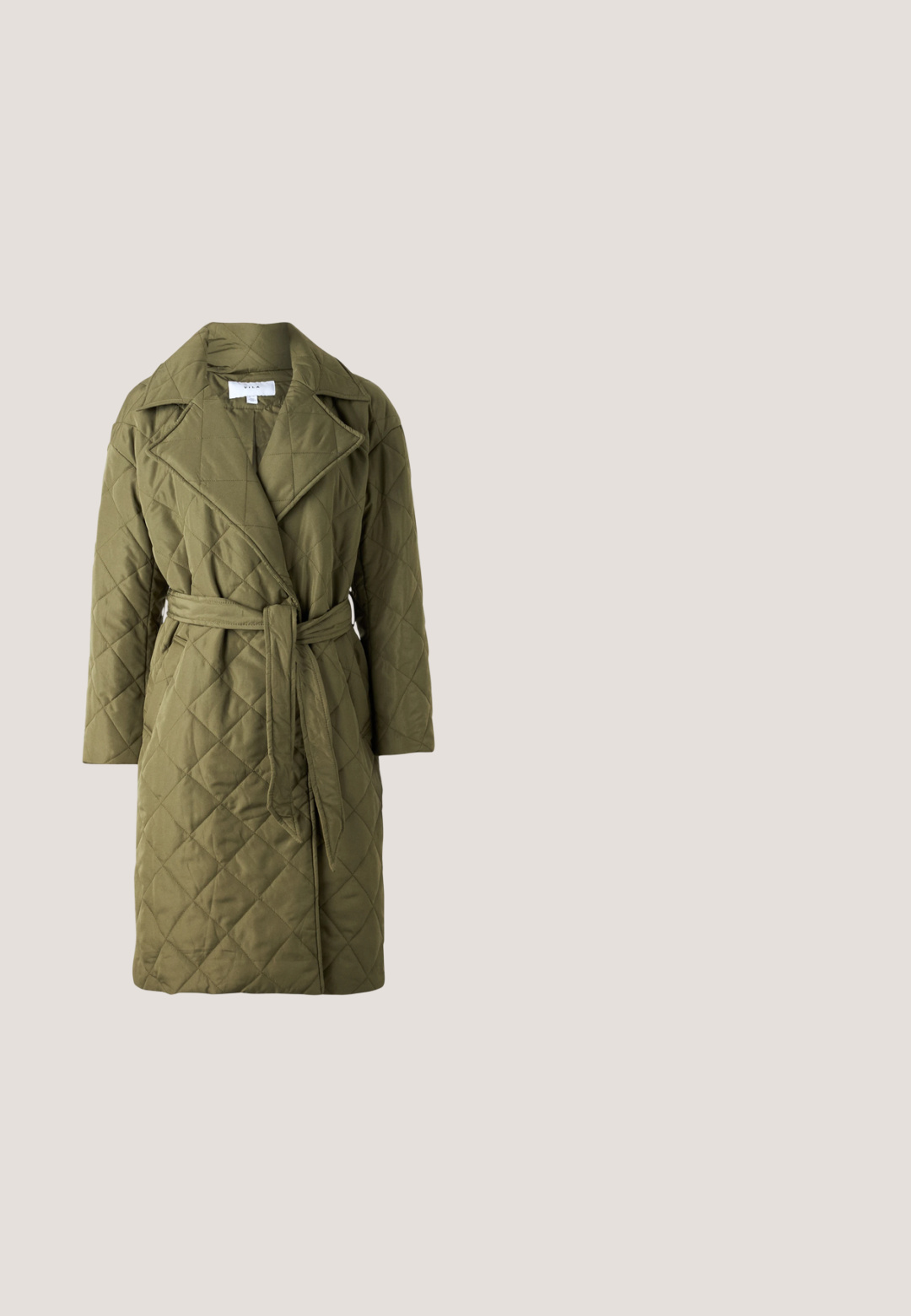 Quilted olivgrüner Trenchcoat mit Reverskragen, langen Ärmeln, tailliertem Gürtel und diagonalem Rautenmuster.; Blumenkleid aus schwarzem Stoff, mit rosa und grünen Blattmustern, einem Kragen und Dreiviertelärmel im geraden Schnitt.; Schwarzer kniehoher Lederstiefel mit Blockabsatz und abgerundetem Zeh, seitlich auf einem schlichten Hintergrund gezeigt.; Tommy Hilfiger Sonnenbrille - black; Schwarze Leder-Tote mit glatter Textur, runder Form und einem einzigen Schulterriemen, der mit einem runden goldenen Hardware-Akzent verziert ist.; Silberne Metall-Hoops mit strukturiertem Design, ausgestattet mit einem kleinen Steckverschluss und Branding an einem Hoop. Abgerundete Form mit glänzender Oberfläche.