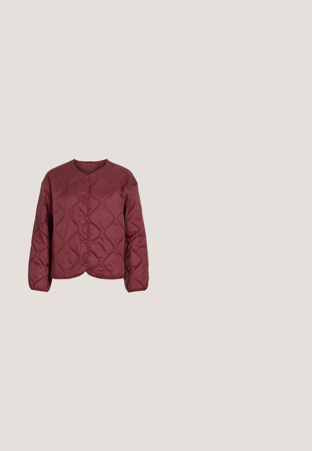 Chaqueta acolchada granate con mangas largas, cuello redondo y cierre frontal de botones a presión, con un patrón de puntada ondulada.; Sudadera corta burdeos con cremallera de un cuarto en la parte delantera, cuello alto, puños y dobladillo acanalados, y logo bordado "LeGer" en el pecho.; Camiseta burdeos de manga corta con texto blanco en cursiva "revised stories" en el pecho y escote redondo.; Pantalones cargo burdeos de tela ligera con cintura ajustable, piernas anchas y dos bolsillos cargo laterales.; Zapatillas de cuero burdeos con acentos blancos, superficie texturizada y suela de goma marrón. Presentan puntera redonda y diseño de cordones.; Bolso acolchado de color burdeos suave, con un asa superior redondeada y una forma de media luna informal sobre un fondo blanco.
