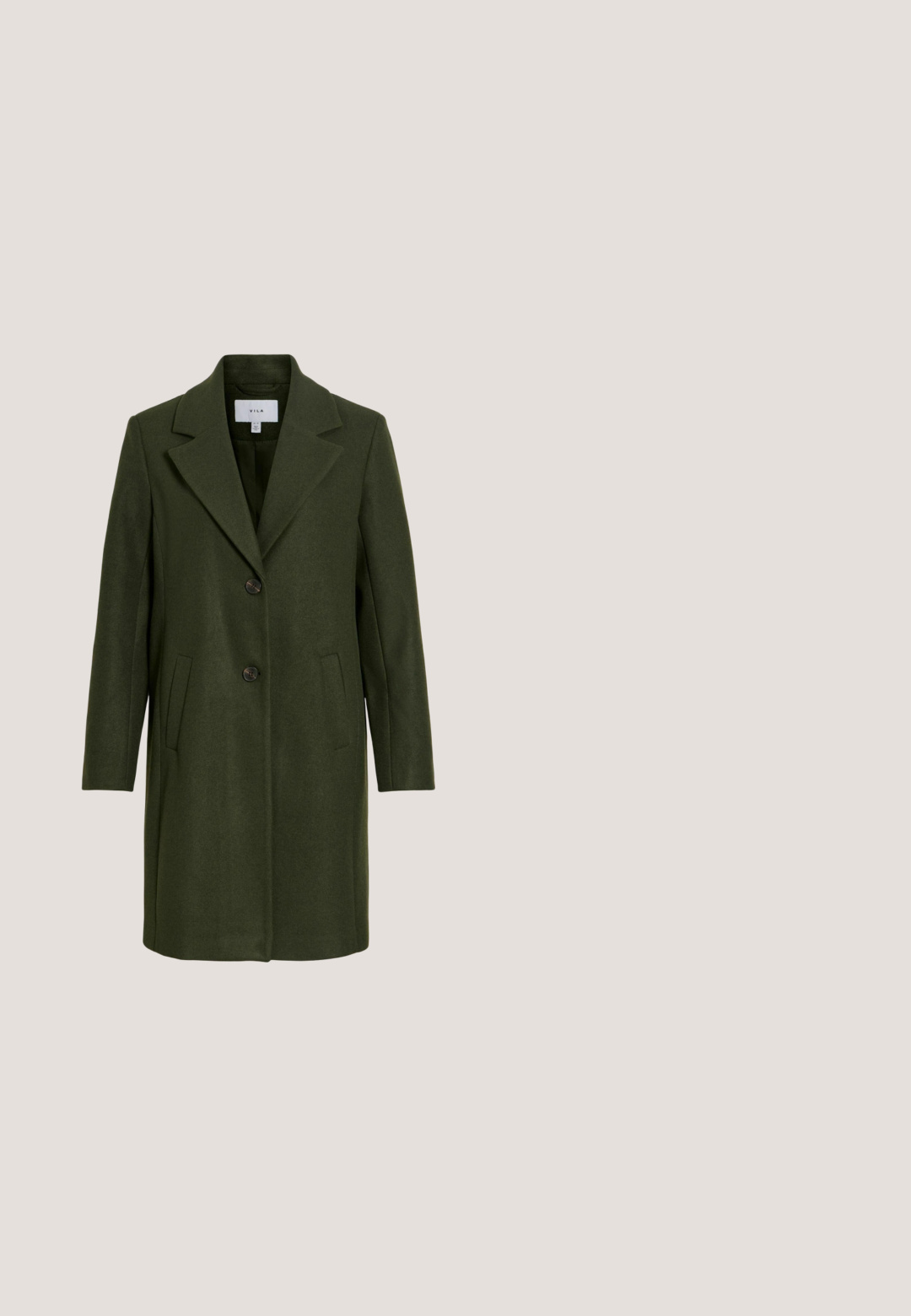 Long manteau vert foncé avec col à revers cranté, deux boutons devant et poches latérales, présenté sur fond blanc.; Pull en tricot vert foncé avec un col rond côtelé et des manches longues. Présente un léger éclat et des poignets côtelés ajustés.; Pantalons à jambes larges en tissu vert foncé à motif écossais, avec deux poches avant et des accents de couture jaunes.; Bottine en nubuck vert olive avec un bout rond, une silhouette effilée et un talon empilé avec des rainures horizontales.; Sac à main en cuir vert olive avec poignées vert foncé, poche avant à boucle et quincaillerie dorée sur fond blanc.; Boucle d'oreille barre en or avec une pierre précieuse verte facettée ronde sertie à une extrémité et une boule lisse en or à l'autre extrémité.