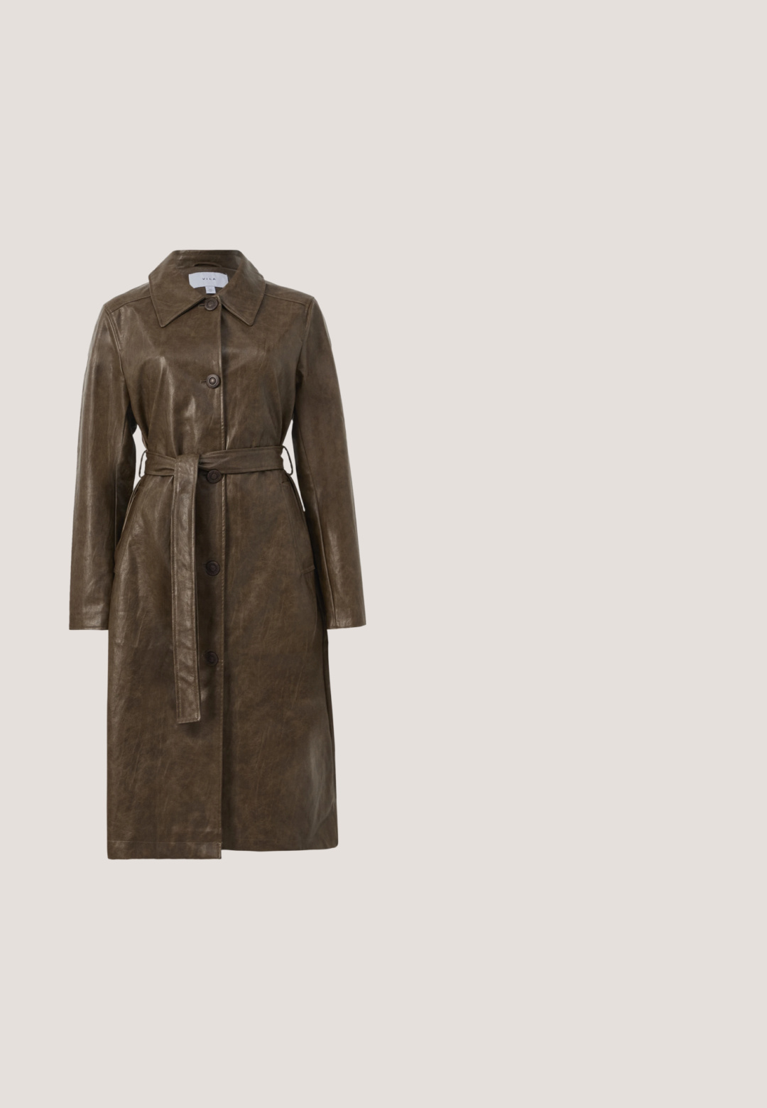 Brauner Kunstleder-Trenchcoat mit kragenförmigem Hals, langen Ärmeln, vorderen Knöpfen und einem passenden Gürtel in der Taille. Glatte Textur.; Gestreiftes braunes Kleid mit langen Ärmeln und schwingendem Saum. Hergestellt aus einem weichen, strukturierten Material, das eine figurschmeichelnde Silhouette bietet.; Dunkelbrauner Veloursleder-Slingback-Schuh mit spitz zulaufender Spitze und Blockabsatz, dargestellt auf hellem grauem Hintergrund.; Schwarze rechteckige Sonnenbrille mit dunklen Gläsern, ausgestattet mit einem glänzenden Kunststoffrahmen und verzierten Bügeln mit kleinen runden Ausschnitten.; Dunkelbraune, gewebte Ledertasche mit zwei geflochtenen Henkel, goldfarbenen Beschlägen und abnehmbarem Schulterriemen, vor der Tasche aufgerollt.; Feine goldene Halskette mit kleinen zylindrischen Gliedern und gleichmäßig verteilten runden Diamantakzenten auf schlichtem hellem Hintergrund.
