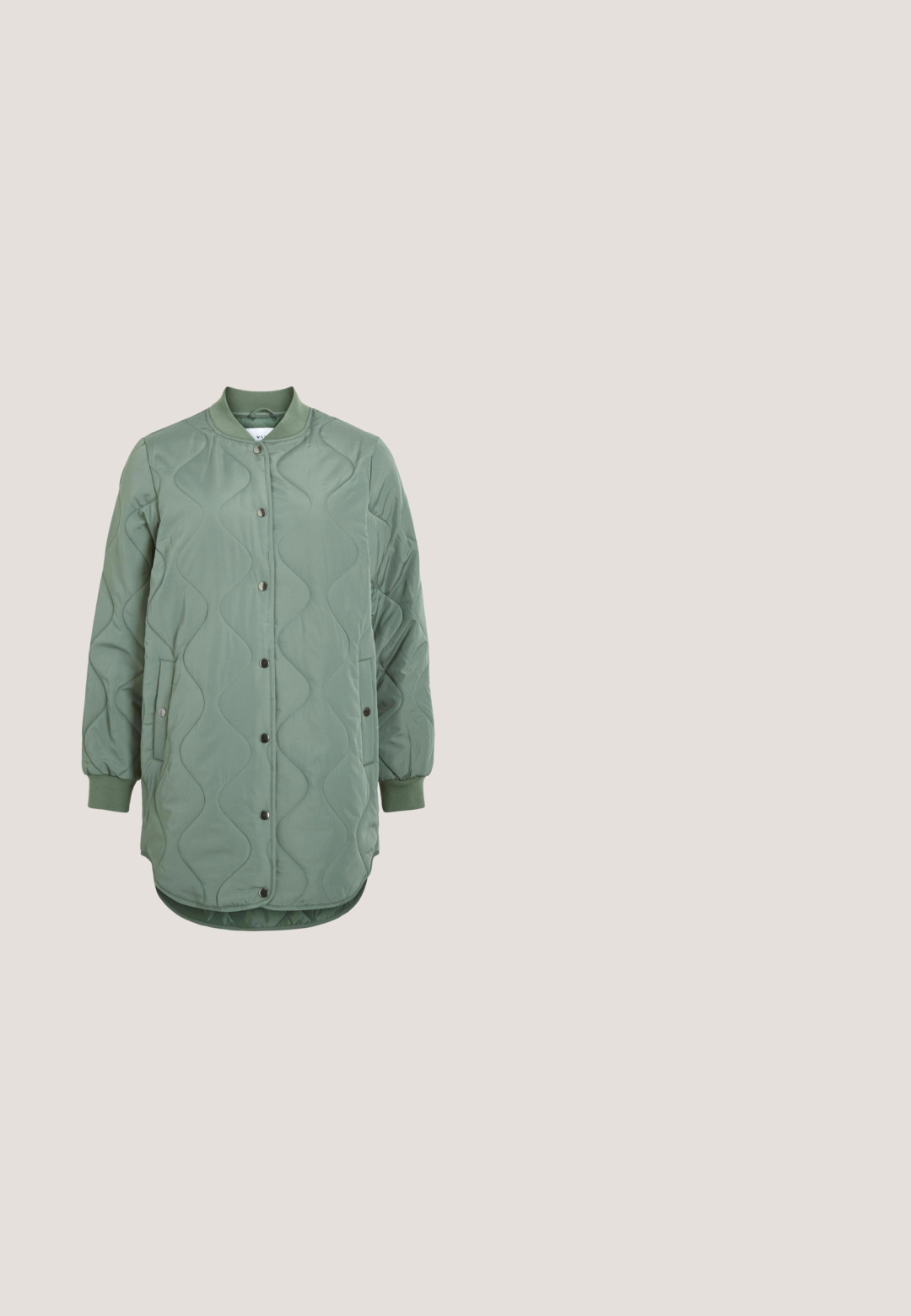Gewatteerd bomberjack in zacht groen, met een golvend doorgestikt patroon, drukknopen, geribbelde manchetten en zijzakken met een afgeronde zoom.; Noisy May NMSUTTON CHERRY  - Trui - light grey melange; Skinny jeans van lichtblauwe denim, high-waisted ontwerp met sluiting met twee knopen, vijf zakken styling en een soepele textuur.; Zwarte lederen loafers met een rimpelvoorkant, ronde neuzen en een blokhak. Heeft een decoratieve band en stiksel details langs de randen.; Zwart handtas met een gladde textuur, gebogen vorm en een enkele schouderriem. Voorzien van een logo in goudkleurig metaal aan de voorkant.; Fijn gelaagde gouden ketting met twee schakels, waarvan de ene een kleine cirkel en parelbedel heeft, en de andere een rechthoekige hanger met ingelegde kristallen.