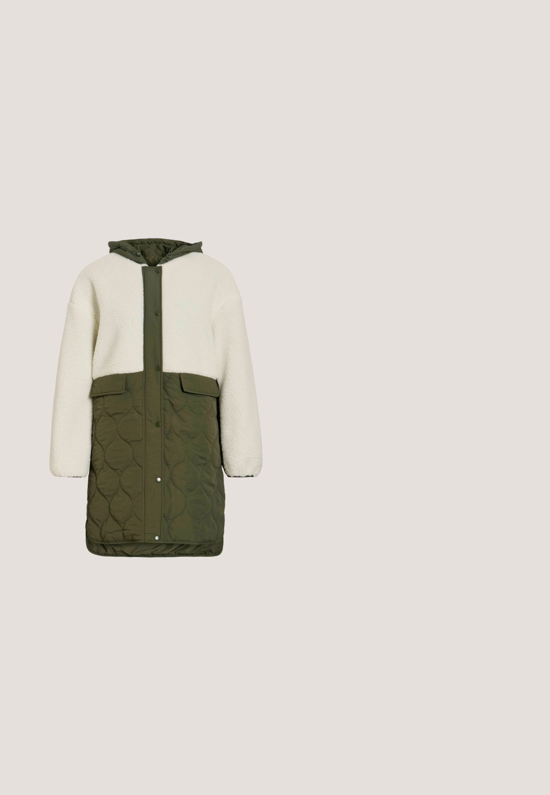 Lang hættejakke med hvid fleece øverst og på ærmer, olivengrøn quiltet nederdel, front lommer med trykknapper og klaplommer.; Grøn- og cremefarvet striped, ribbet langærmet trøje med rund halsudskæring og tætsiddende facon, med kontrasterende strikstruktur.; Olivengrønne, letvægtsbukser med elastisk talje, snøre og to frontlommer. Glat tekstur med tapered manchetter.; Hvide og beige chunky sneakers med tyk tekstureret sål, ruskind- og læderpaneler, snørelukning foran og polstret ankelkrave.; Kamuflage-mønstret skuldertaske i nuancer af grøn, fremstillet af blødt, tekstureret stof med en samlet rem og lynlås. ; Øreringe i guldfarve med en buet, organisk form. Glat tekstur og poleret finish. Har stifter for sikker fastgørelse.