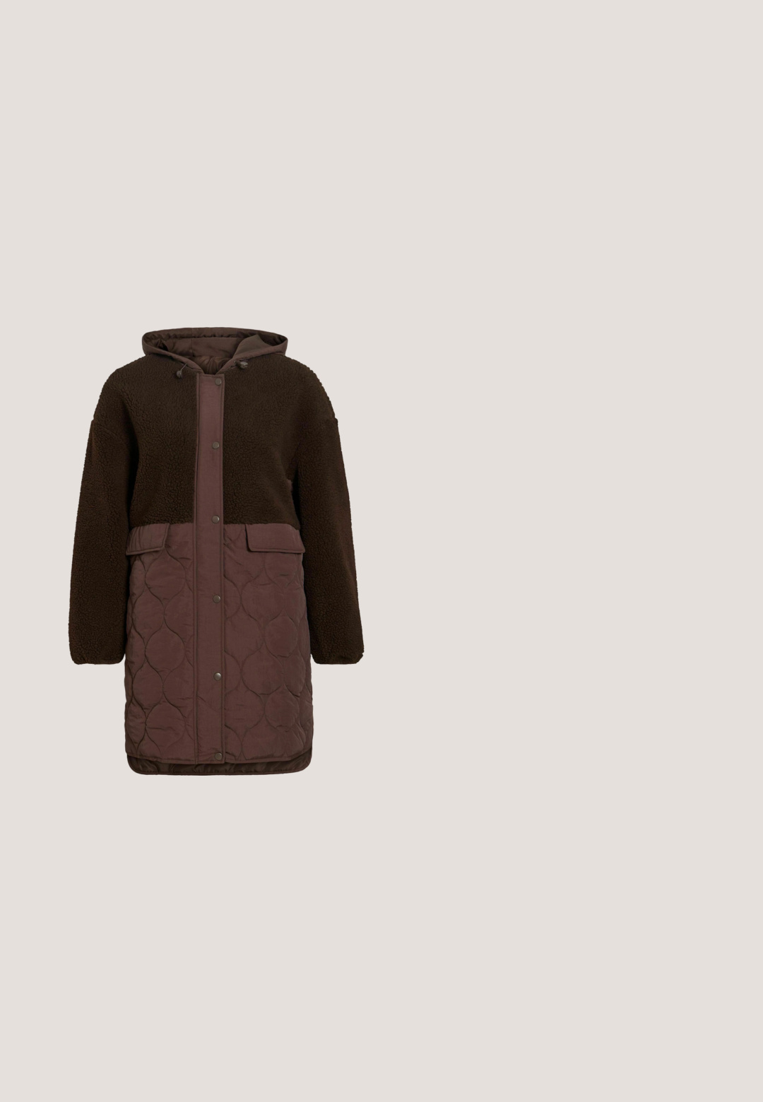 Lang brun hættetrøje med tekstureret fleece øverste halvdel og quiltet nederste halvdel, frontpakket knapper og to forlommer med klap.; Brun sweater med ribstrikket rund halsudskæring, lange ærmer og ribstrikket kant. Blød tekstur og enkelt design, velegnet til afslappet brug.; Mørkebrune kordfløjlsbukser med lige ben, forlommer, bæltestropper og knaplukning ved taljen.; Brune ruskinds sneakers med en beige læderaccent, rund tå, kraftig sål med gummigreb og kontrasterende sidelister.; Mørkebrun ruskind crossbody taske med to forlommelommer med lynlås, sølv hardware, justerbar rem og nittet skulderhåndtag.; Par runde øreringe med blanke brune resinlegemer og skinnende guldfarvede metalspænder og detaljer.