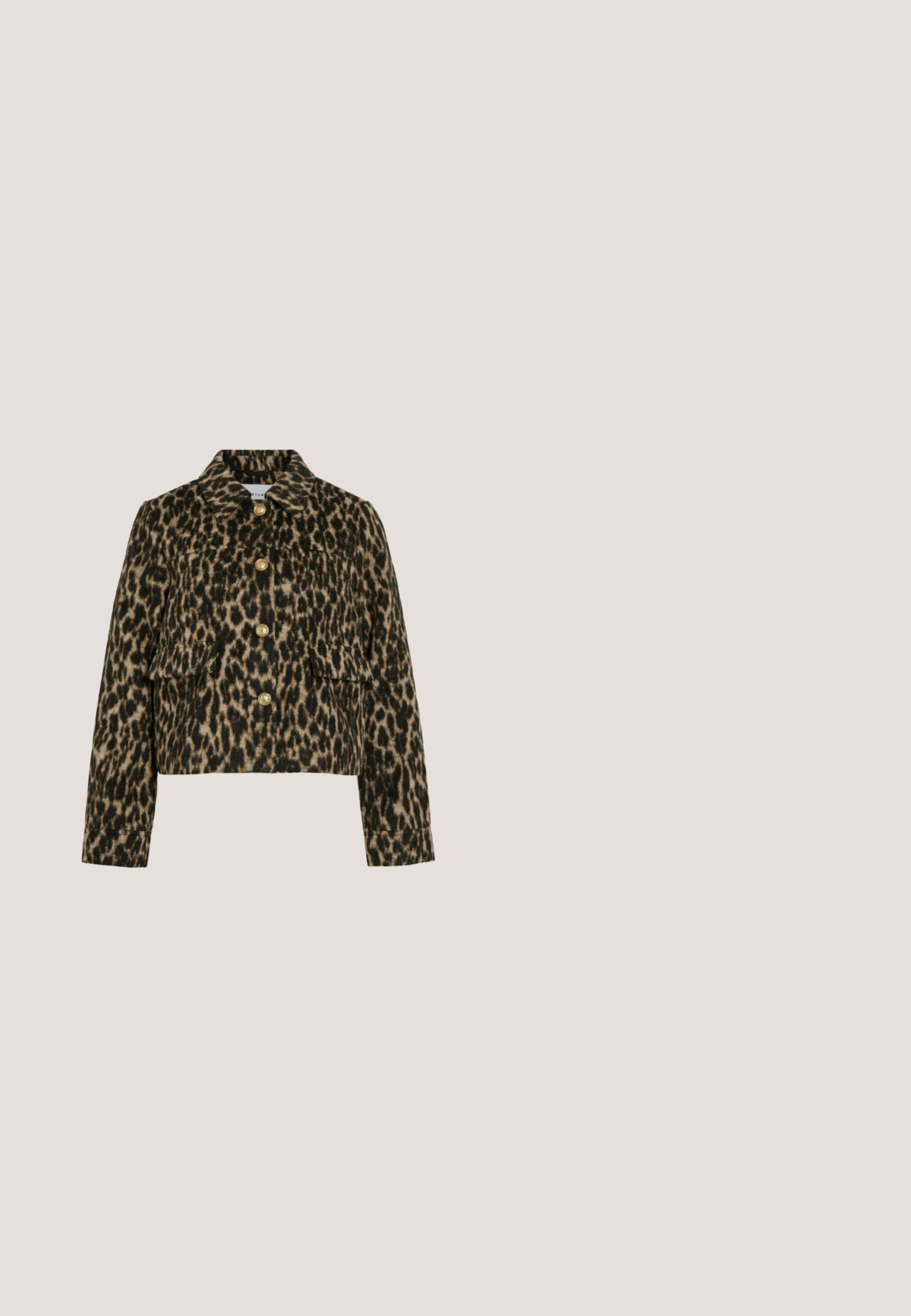 Chaqueta de estampado de leopardo con cuello clásico, seis botones dorados y dos bolsillos delanteros. Fabricada en un tejido suave con un diseño cropped.; Top de manga corta, con pliegues y estampado de leopardo, con escote en V y lazo al frente. Presenta una capa interior a rayas azul clara.; Falda corta de estampado de leopardo con superposición diagonal en el frente, patrón marrón y negro sobre tela color beige, dobladillo recto.; Zapatos de plataforma con estampado de leopardo, tacón ancho, correa en el tobillo y tela suave texturizada en tonos marrón y negro.; Bolso de imitación de piel de leopardo con una textura suave, forma ligeramente cónica y asa de cuero negro con acentos en dorado.; Pinza para el cabello con estampado carey hecha de plástico brillante, presenta una forma curva y ocho dientes de agarre para una sujeción segura.