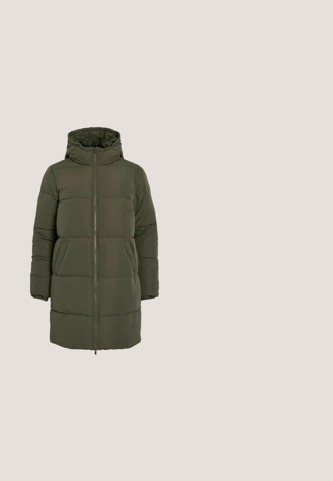 Groene, knielange pufferjas met een capuchon, voorzien van een ritssluiting aan de voorkant, twee zijzakken, gestikte horizontale panelen en elastische manchetten.; Groene en crème gestreepte, geribbelde sweater met lange mouwen en een ronde halslijn, in een aansluitende vorm, met een contrasterende gebreide textuur.; Donkergroene wijde broekspijpen met elastische tailleband, gemaakt van zachte stof, weergegeven op een effen witte achtergrond.; Witte en grijze lage sneaker met suède accenten, vetersluiting en kenmerkend logo dat op de zijkant is geborduurd en in de zool is geperst.; Lichtgroene suède handtas in halvemaanvorm met enkele schouderriem en zilveren rits, met klein "Karl Lagerfeld Jeans" logo.; Gouden oorringen met een gladde, gepolijste afwerking. Beschikt over een eenvoudig ontwerp en heeft een gemiddelde grootte. Accenten van zilverkleurig metaal.