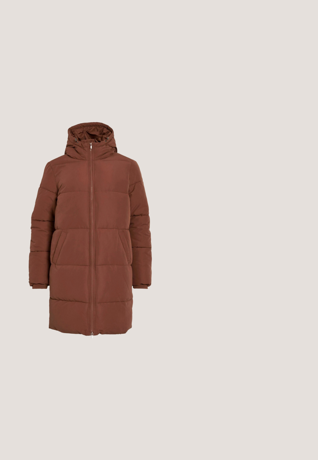 Abrigo acolchado marrón con capucha, cremallera frontal y dos bolsillos laterales; cuenta con puños acanalados y un diseño acolchado.; Jersey marrón de manga larga con cuello redondo y detalles ligeramente abullonados en los hombros y los puños.; Pantalones vaqueros de pernera ancha y cintura alta, fabricados en tejido de mezclilla. Incluye bolsillos frontales y un cierre de botón. Diseño clásico y casual.; Zapatillas de ante marrón con diseño de tres rayas blancas, puntera redonda, parte frontal con cordones y suela de goma texturizada. Branding mínimo en el costado.; Bolso de hombro de ante marrón con correa ajustable y logo triangular de Guess en el cierre de la solapa frontal.; Pendientes de aro en tono dorado con un diseño de cadena gruesa, textura de superficie suave y eslabones alargados con un cierre de gancho seguro.