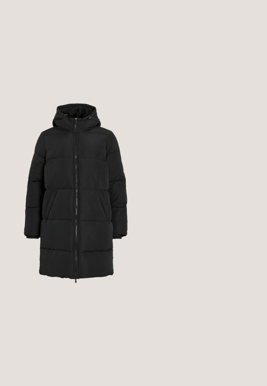 Manteau noir en duvet avec capuche, présentant une fermeture éclair à l'avant, des poches latérales et un motif matelassé, fabriqué en tissu doux et isolant.; Pull noir à côtes avec un col rond et de longues manches bouffantes, fabriqué à partir d'un tissu doux avec une finition texturée.; Crop top noir à côtes avec un design asymétrique à une épaule. Le tissu semble doux avec une texture lisse et une silhouette ajustée.; Jean en denim noir taille haute, coupe large, avec cinq poches et fermeture éclair. Texture lisse avec détails de couture minimaux visibles.; Baskets rose clair en daim doux et mesh. Bout arrondi, semelle en caoutchouc plate, lacets assortis et design minimaliste avec des accents subtils.; Sac à épaule en nylon noir avec une forme incurvée, fermeture éclair, poche avant et bandoulière réglable ; présente des accents en métal argenté.