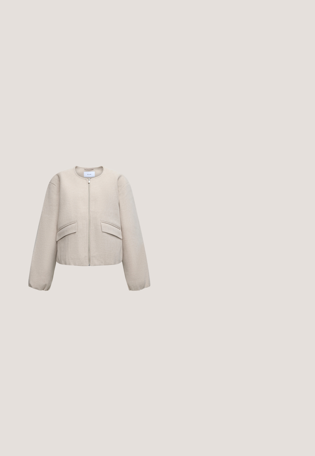 Veste beige zippée avec col rond, manches longues, deux poches avant à rabat et poignets élastiques, présentée sur un fond uni.; Haut sans manches mauve avec un col bénitier drapé et un tissu doux texturé sur un fond uni.; Pantalon marron à jambes larges avec une taille élastique, présentant deux plis verticaux sur le devant. Texture de tissu lisse et léger.; Escarpin en daim marron à talon haut et bout pointu avec un talon aiguille étroit et élégant sur un fond clair uni.; Sac en cuir marron avec deux pochettes assorties ; le sac a de longues poignées, tandis que les pochettes ont des fermetures éclair et des tailles variées. Accents dorés inclus.; Ceinture chaîne en or délicate avec de petites fleurs liées et une chaîne d'extension réglable sur un fond blanc uni.