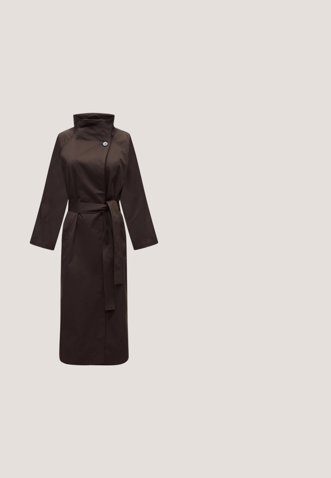 Donkerbruine lange trenchcoat met hoge kraag, een zichtbare knoop bij de hals, lange mouwen, zijzakken en een bijpassende taille riem.; Donkerbruine trui met lange mouwen en ronde hals, met geribde manchetten en zoom, getoond op een witte achtergrond.; Top met lange mouwen, geribbelde stof met beige en witte horizontale strepen en een ronde halslijn.; Lichtblauwe high-waist rechte jeans met voorplooien, vijf zakken, knoopsluiting en zichtbare stiksels op een witte achtergrond.; Donkerbruine suède wedgeboot tot op de enkel met een licht spits toelopende neus en een gladde textuur tegen een effen achtergrond.; Donkerbruine suède tote-tas met twee handvatten en een bijpassende gestrikte riem om een voorvak gewikkeld.