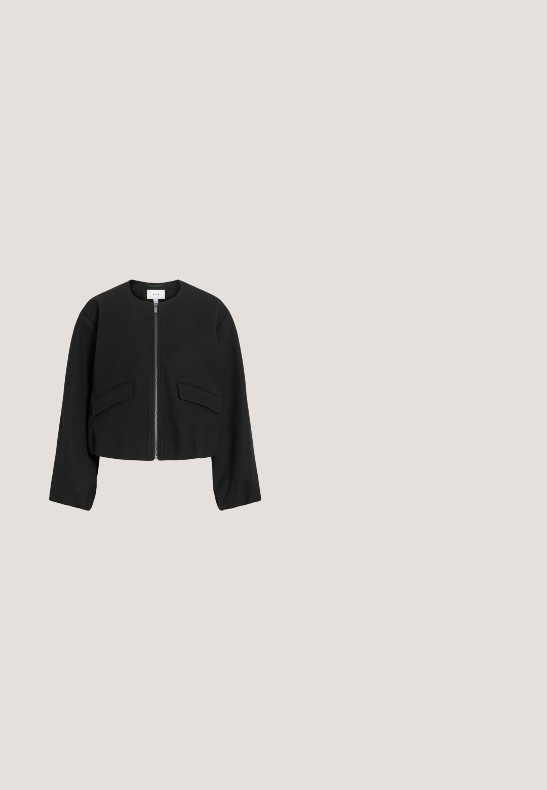 Chaqueta corta negra con mangas largas, escote redondo, cremallera frontal y dos bolsillos con solapa en ángulo a cada lado.; Camiseta negra con mangas abullonadas y delicados bordados florales blancos en los hombros. Fabricada en suave material de algodón. Corte clásico.; Pantalones cortos de denim negro con cierre de botones en la parte delantera, trabillas para cinturón, dos bolsillos delanteros y un pequeño bolsillo para monedas, mostrados planos sobre un fondo blanco.; Botín de cuero negro hasta el tobillo con punta redondeada, paneles laterales elásticos y una correa decorativa con un acento de anillo dorado. Diseño de tacón cuadrado.; Bolso de hombro de cuero negro con una sola correa y filas verticales de tachuelas redondas plateadas en los lados delanteros.; Pendientes de aro plateados en forma de estrella con un acabado liso y pulido sobre un fondo blanco liso.
