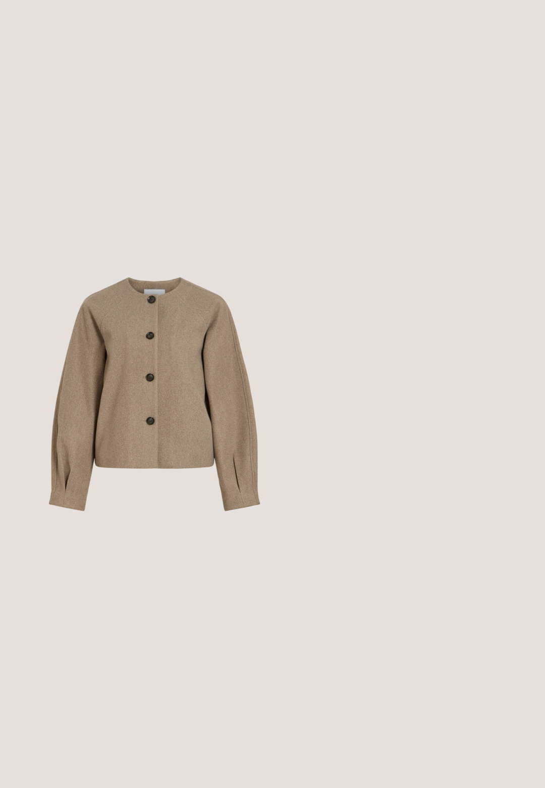 Beige wollen jas met ronde hals, lange licht opgepofte mouwen en vier zwarte knopen aan de voorkant.; Langsleeve top in roomkleur met dunne beige strepen, gemaakt van ribbelstof. Beschikt over een ronde halslijn en een aansluitende snit.; Een korte, beige rok gemaakt van een zachte, gestructureerde stof met een geribbeld tailleband en een lichte plooiing bij de zoom.; Bruine suède lage sneaker met witte veters, lichtbruine rubberen zool en metalen accenten op de hiel en tong.; Bruine leren handtas met een trapeziumvorm, voorzien van een voorklep en metalen gesp. Inclusief een verstelbare schouderband en een labeldetail.; Gouden ring met een glad, rond ontwerp. Gemaakt van metaal, met een gepolijste oppervlakte en van binnen gegraveerd met "925".