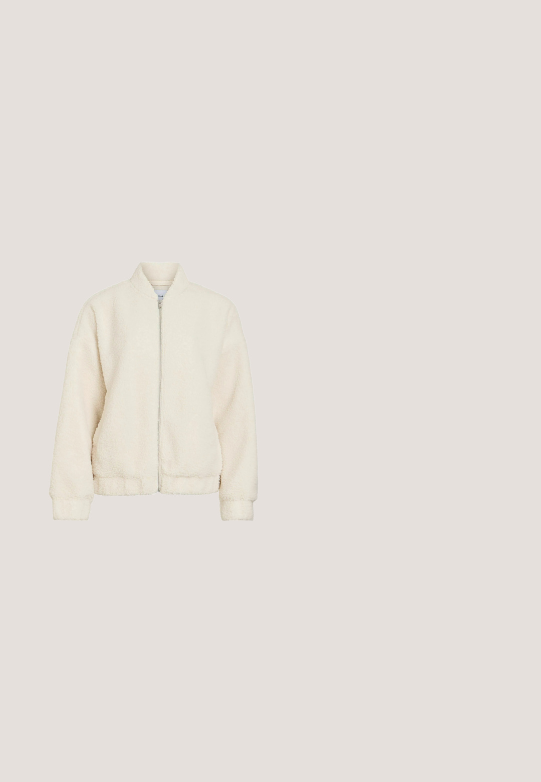 Chaqueta de forro polar color crema con cremallera completa en la parte delantera, mangas largas y cuello alto sobre fondo blanco.; Suéter de punto color crema con un cuello alto, mangas largas y un corte relajado y cuadrado. La tela parece texturizada y suave.; Pantalones de pierna ancha en un color beige claro, confeccionados en una tela texturizada, que cuentan con una cinturilla ajustada y bolsillos frontales. Silueta limpia y recta.; Zapatillas blancas de cuero con un talón de ante negro. Cuentan con puntera redonda, suela de goma plana y un diseño de cordones con branding en relieve.; Bolso de Guess color crema con asas dobles, correa de hombro desmontable y placa de logo triangular en el frente.; Pendientes de stud en forma de corazón en tono dorado, con un lado adornado con kristales de rhinestone transparentes y el otro grabado con "GUESS". Acabado suave, superficie pulida.