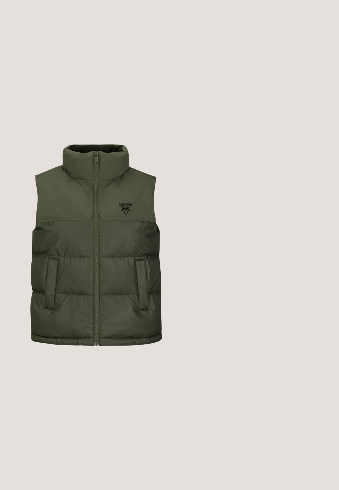 Groene puffer vest met hoge kraag, ritssluiting aan de voorkant en twee zijzakken. Bevat een matte afwerking en een reliëflogo op de bovenste linkerzijde.; Olivgroene trui met ronde hals, lange mouwen en een klein wit Kappa-logo op de linkerbovenborst.; Licht crèmekleurig katoenen t-shirt met een ronde hals, korte mouwen en een design in blauwgroene tekst met de opschriften "UNDER THE SUN" en "O’Neill Surf".; Joggingsbroek in olijfgroen met elastische tailleband, zijzakken, omgeslagen enkels en een klein logo op de linker dij.; Olijfgroene sneakers met zwarte accenten, gemaakt van suede en mesh materialen, ronde neus en gestructureerde zolen. Gepaard met lichtgrijze denim broek.; Compact olijfgroene crossbodytas met zwarte verstelbare riem, voorvak met ritssluiting en klein logodetail rechtsonder.