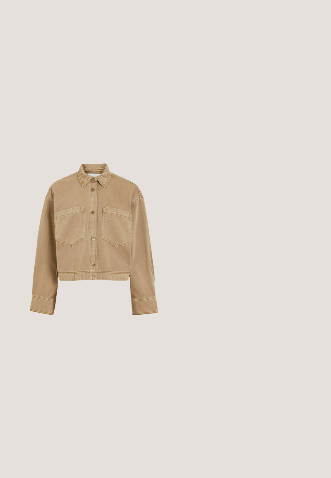 Veste en jean beige courte avec manches longues, deux grandes poches avant, fermeture à boutons et col pointu.; Haut sans manches couleur crème avec larges bretelles, boutons sur le devant, détails en dentelle et une coupe légèrement évasée et froncée.; Mini-jupe en denim bleu clair, avec une coupe droite, cinq poches et une fermeture à bouton sur le devant avec passants de ceinture. Texture lisse.; Chaussure slingback tissée marron avec un bout pointu, des fines lanières, un accent de boucle décorative et un talon transparent de hauteur moyenne.; Petit sac à main tissé beige avec garniture et poignée en cuir camel, fermeture éclair et logo "Pepe Jeans" doré sur le devant.; Collier délicat en chaîne d’or avec un petit pendentif en forme de poisson en or et un fermoir réglable sur fond blanc.