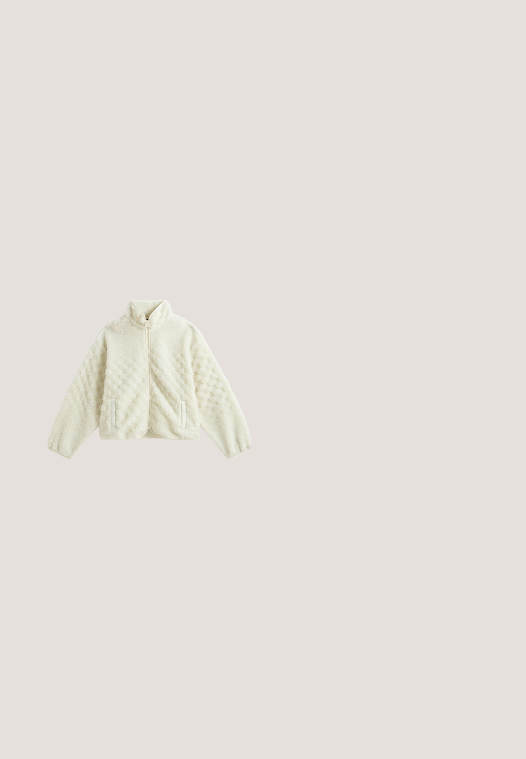 Chaqueta de forro polar color crema con cremallera completa, cuello subido, mangas largas, patrón texturizado y dos bolsillos delanteros sobre fondo blanco.; Sudadera blanca Vans con bolsillo delantero y logo rosa de Vans sobre fondo cuadriculado en blanco y negro en el pecho.; Camiseta blanca de manga corta con mangas raglán y cuello rojos, con un logo de Vans rojo centrado en el pecho.; Pantalones de mezclilla con tirantes ajustables, bib antigoteo en forma de V, bolsillo delantero y bolsillos laterales. Presenta un color azul clásico y costuras en contraste.; Zapatilla rosa claro con acentos blancos, parte superior de cuero liso, puntera redonda, suela de goma texturizada y cordones planos.; Bolso pequeño naranja brillante con asas cortas, una correa larga, cremallera plateada y logo blanco de Puma con texto en el frente.