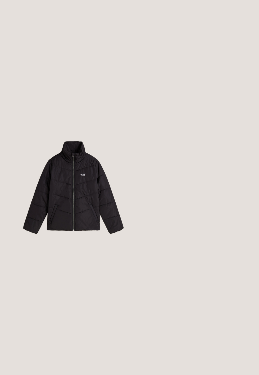 Sort pufferjakke med høj krave, frontlynlås og Vans-logo. Har quiltede paneler og sidelommer for ekstra funktionalitet.; Beige Timberland crewneck-sweatshirt med lange ærmer, ribbede manchetter og kant samt lille trælogo på venstre bryst.; Sort T-shirt lavet af bomuld med en afslappet pasform. Har et pink blomsterdesign på venstre brystområde. Korte ærmer, rund halsudskæring.; Sorte cargo bukser med elastisk talje, justerbart bælte og to sidelommer. Fremstillet af et let, struktureret stof.; Sort sneaker med hvid stribe og snørebånd, lyserød sål, placeret over betontrin med tekstureret grå baggrund.; Sort skuldertaske lavet af blankt materiale, med en afrundet form, justerbar rem, frontlomme og teksturerede detaljer.