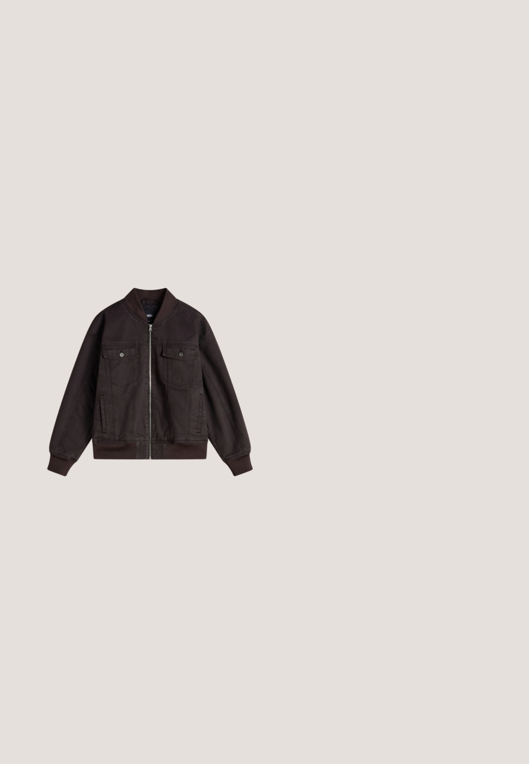 Braune Bomberjacke mit geripptem Kragen und Bündchen. Verfügt über zwei Brusttaschen mit Knopfverschlüssen und seitlichen Reißverschlusstaschen. Glatte Stofftextur.; Brauner Fleecepullover mit Leopardenmuster, hohem Kragen, Viertel-Reißverschluss vorne und weichem, strukturiertem Stoff. Verfügt über lange Ärmel und eine lockere Passform.; Kurzärmeliges T-Shirt mit horizontalen Streifen in Beige, Schwarz und Weiß und einem schwarzen Rundhalsausschnitt auf einfarbigem Hintergrund.; Dunkelgrüne weit geschnittene Hosen verfügen über ein strukturiertes Blumenmuster, ein Fünf-Taschen-Design und Metallknopfverschlüsse an der Taille.; Braune Wildleder-Stiefelette mit schwarzem gepolstertem Kragen, goldenen Ösen, Schnürung an der Vorderseite und Gummisohle mit strukturiertem Muster.; Kleine schwarze Jeans-Umhängetasche mit geknotetem Riemen und Reißverschluss, mit einem roten Levi's Stoffetikett an der Seite.