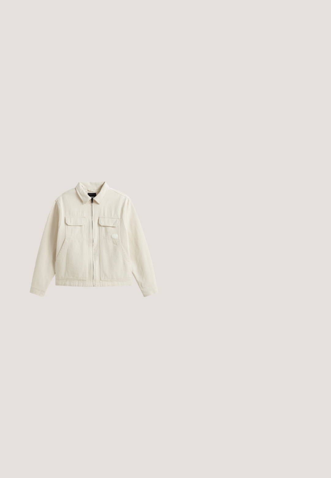 Beige lynlåsjakke med krave, to brystlommer med klap og to sidelommer, lagt fladt på hvid baggrund.; Sort kortærmet polo shirt med klassisk krave og lige kant, vist fladt på en hvid baggrund.; Sorte denim shorts til knæet med forlommer, knaplukning og synlige hvide syninger, lagt fladt på en hvid baggrund.;  Sorte ankelstøvler lavet af blødt materiale, med rund tå, minimal snøring og en tekstureret gummisål med lodrette riller.; Sorte rektangulære solbriller med mørke linser og gulddetaljer på stellets sider, placeret på en lysegrå overflade.; Sort metal kædedesign med ovale led, der har en glat overflade og er jævnt fordelt. Designet er unisex. Længden kan justeres.