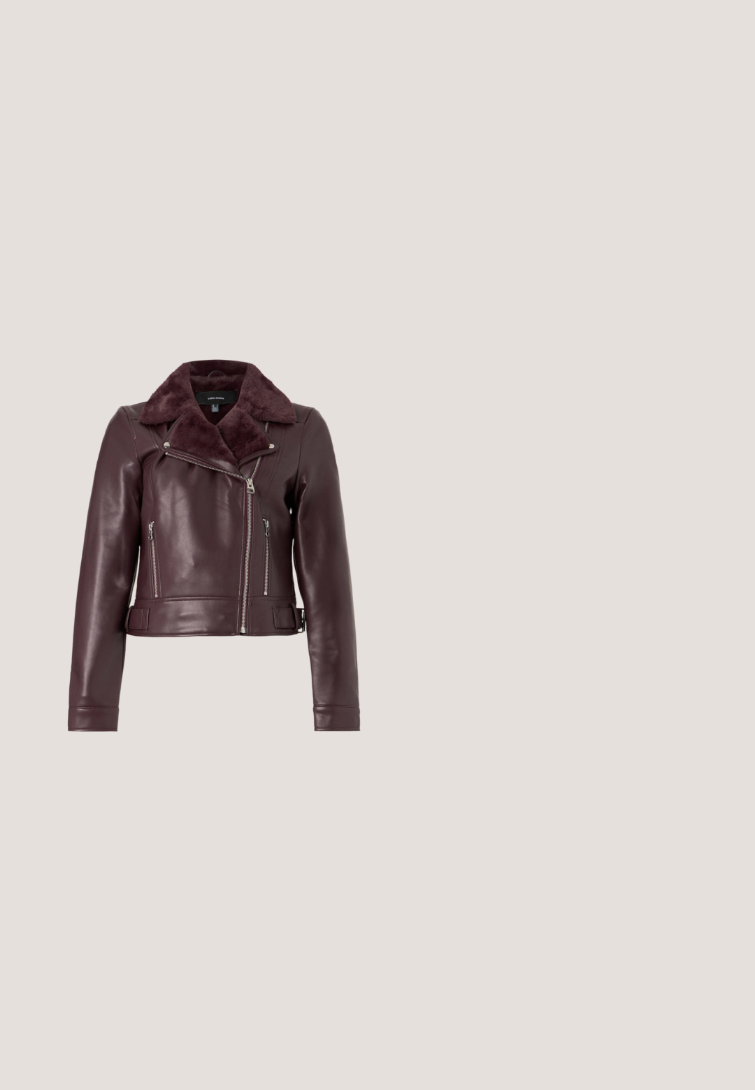 Veste de moto en cuir bordeaux avec un col en fausse fourrure, fermetures éclair argentées, design ajusté et détails de taille ceinturée.; Cardigan bordeaux avec un col en V, des manches longues et un ourlet peplum. Caractérisé par un unique bouton décoratif au design contrastant. Texture douce.; Blouse bordeaux à manches longues avec un col rond, détails froncés au niveau de la poitrine et taille cintrée. Texture lisse avec des poignets élastiques.; Pantalon noir à côtes avec une taille élastique, présentant une coupe droite et de légers reflets irisés dans tout le tissu texturé.; Bottine noire en cuir brillant, avec un bout pointu et un talon carré moyen, présentant une texture lisse et un design simple.; Sac à main en cuir marron foncé avec une forme en demi-lune, une fermeture éclair et une bandoulière amovible. Texture lisse avec un léger éclat.