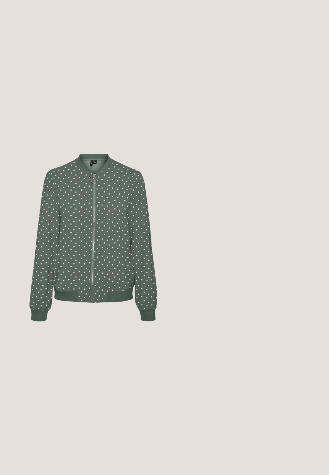 Zelená bomber bunda s bielym bodkovaným vzorom, predný zips, rebrované manžety a lem. Vyrobená z hladkého materiálu s voľným strihom.; Svetloružová ľanová košeľa s gombíkovým zapínaním vpredu, klasickým golierom a trištvrťovými nadýchanými rukávmi. Materiál má jemnú textúru.; Svetlomodré denimové džínsy s vysokým pásom, rozšíreným strihom nohavíc a klasickým päť-vreckovým dizajnom. Obsahujú pútka na opasok a viditeľné stichovanie.; Biela slingback topánka s nízkym blokovým podpätkom, špicatou špičkou, tenkým nastaviteľným pásikom a zlatou prackou na jednoliatom pozadí.; Béžová tkaná kožená kabelka typu tote s dvoma ramennými popruhmi a štruktúrovaným obdĺžnikovým tvarom.; Zlatý náramok s veľkou centrálnou perlou, malými perlami a radom priehľadných kryštálov, s karabínovou sponou a nastaviteľným reťazcom.