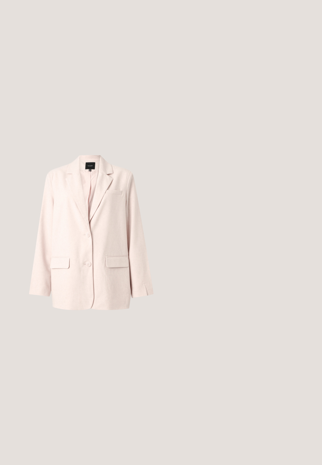 Blazer rose clair pour femme avec revers crantés, deux poches avant à rabat, poche poitrine et fermeture à deux boutons.; Chemise à boutons en tissu léger, ornée d'un motif floral dans des nuances de rose, bleu et jaune. Manches longues avec un ourlet arrondi.; Pantalons à jambes larges en tissu rose doux, dotés de plis frontaux, d'une taille haute et d'une finition lisse sans matériel visible.; Chaussure à talons hauts en daim rose avec un bout pointu, une bride de cheville ornée d'une boucle dorée et une tige texturée reposant sur un talon effilé.; Sac à main structuré rose clair avec deux poignées supérieures, poches latérales, et une petite plaque de marque dorée à l'avant.; Collier délicat à double chaîne en or avec de petites perles blanches espacées régulièrement sur un fond clair uni.