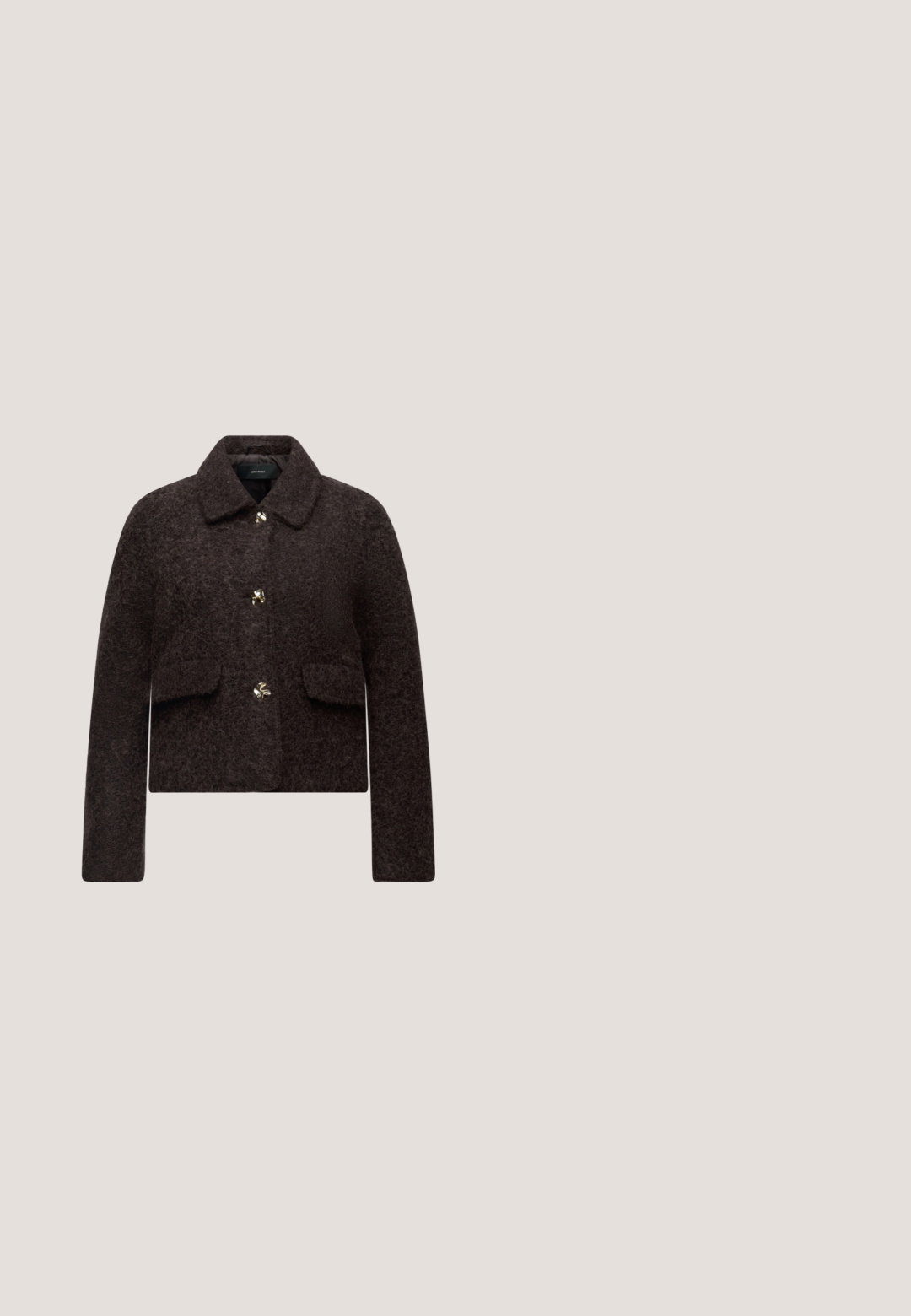 Veste en laine pelucheuse marron foncé à manches longues, col pointu, trois boutons dorés et deux poches avant à rabat.; Haut marron foncé ajusté à manches longues avec encolure ronde et détail froncé sur le côté droit, présenté sur un fond clair uni.; Jupe noire mi-longue en tissu léger et lisse, avec une coupe droite et une fente sur le côté. Elle possède une taille simple.; Escarpin en daim marron à talon haut et bout pointu avec un talon aiguille étroit et élégant sur un fond clair uni.; Sac bandoulière en cuir marron foncé avec une forme souple et décontractée et une anse nouée torsadée sur un fond blanc uni.; Collier doré avec trois pendentifs irréguliers en forme de galets lisses sur une chaîne fine avec fermoir réglable.