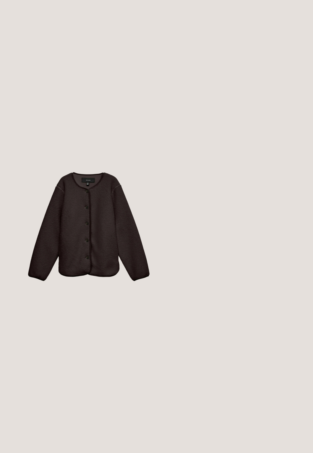 Zwarte fleece button-up jas met lange mouwen en afgeronde halslijn, plat afgebeeld tegen een witte achtergrond.; Donkerbruine henley met lange mouwen, zeven witte knopen en een ronde halslijn op een witte achtergrond.; Bruine fluwelen rechte pijpen broek met voorzakken, knoopsluiting en riemlussen, plat gelegd op een witte achtergrond.; Bruine suède lage sneakers met zwarte veters, voorzien van een witte hielcap en textuurdetails in de stiksels. Rubberen zool.; Donkerbruine suède hobo-handtas met een enkele leren riem en een gespdetail aan één kant, weergegeven tegen een witte achtergrond.; Zilveren armband met verstelbare sluiting en kleurrijke hartvormige hanger met een kleiner strasshart in het midden.