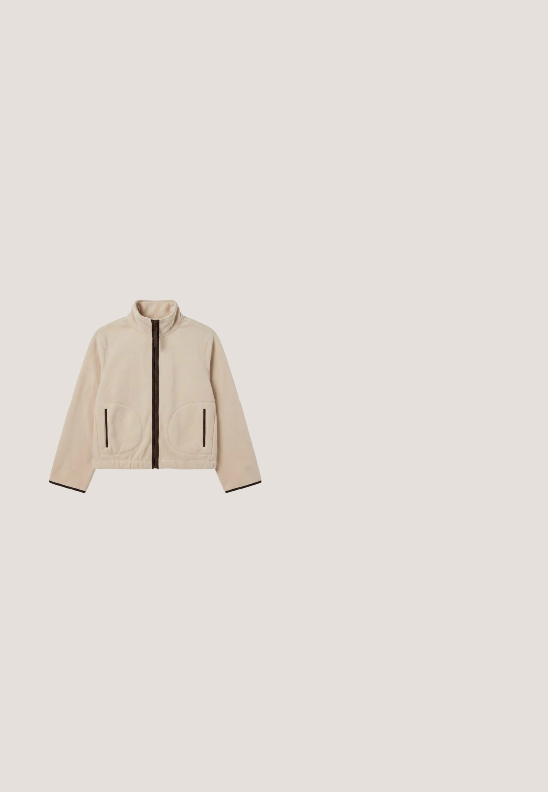 Pull polaire beige à manches longues, col montant et ourlet élastique, vu de dos sur fond blanc.; Sweatshirt beige avec un col rond, des manches longues et des poignets côtelés. Présente un logo blanc sur la poitrine et une texture lisse et douce.; T-shirt ample à manches courtes en coton blanc cassé avec un col rond et une petite étiquette en tissu à l'intérieur du col.; Pantalons de jogging couleur crème en tissu doux, avec un design à jambes larges, une taille élastique et des poignets ajustés aux chevilles.; Baskets beige clair en mélange de suède et de matériaux en maille. Le design comprend un logo blanc prominent et des accents gris. Semelle en caoutchouc.; Sac bandoulière beige en forme de croissant, avec sangle ajustable et petit logo rond en métal sur le devant, fermeture éclair en haut.