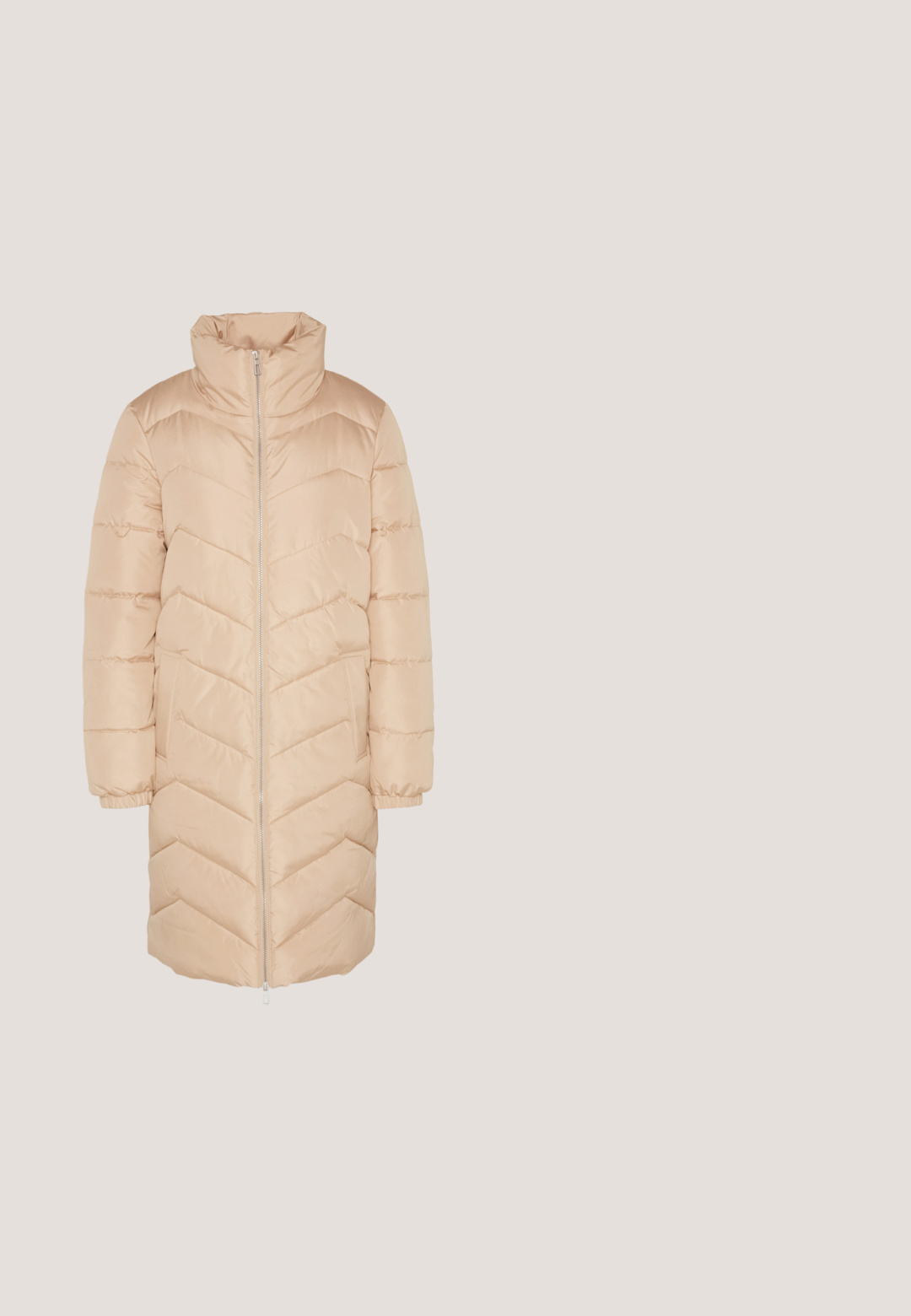 Beige puffi takki, jossa on korkea kaulus, vetskari edessä ja chevron-ommeltuja yksityiskohtia. Valmistettu sileästä, vuoratusta kankaasta, jossa on elastiset hihansuut.; Keltainen v-kaula-aukkoinen neulepaita, jossa on jäsennelty kaulus, valmistettu pehmeästä materiaalista, pitkät hihat ja resoritetut helmareunukset.; Vaaleansiniset skinny-farkut, joissa on klassinen viisi-taskuinen muotoilu, keski-korkea vyötärö ja hienovaraiset haalistumat lahkeissa.; Musta patenttinaamio loaferit pyöreällä varvalla, koristeellinen mustasta sametista hihna ja tasainen kumipohja. Luistamaton pinta kiiltävällä lopputuloksella.; Musta puolikuunmuotoinen nahkainen olkalaukku, jossa on pitkä säädettävä hihna ja pieni pyöreä vetoketjullinen pussi hihnan lähellä.; Kultaista pisaramuotoista korvakorua, jossa on sileä, kiillotettu pinta ja pyöristetyt alareunat, heijastaen valoa kiiltävällä pinnalla.