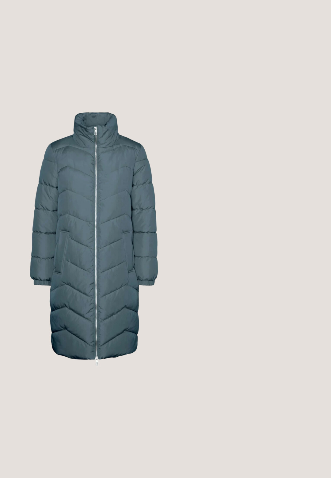 Abrigo largo de plumas en verde azulado oscuro, con un cuello alto, cierre frontal y bolsillos laterales. El acolchado en forma de chevron añade textura y diseño visual.; Suéter verde de punto acanalado con mangas largas y escote redondo. Textura suave, ajuste relajado y sin cierres ni adornos.; Vaqueros de mezclilla azul oscuro con un ajuste clásico skinny. Incluyen cinco bolsillos, cremallera y un sutil efecto de desgaste para dar textura.; Zapatillas de ante gris con un acento en forma de V rosa, suela de goma blanca y cordones grises. Detalles de costura cerca del dedo del pie y el talón, textura suave.; Bolso de mano de cuero verde menta con un diseño de sobre, correa de hombro desmontable y detalle de hardware circular. Textura suave, costuras mínimas.; Pendientes de aro torcido de plata con un diseño en espiral, textura lisa y reflectante, y cierre de poste.