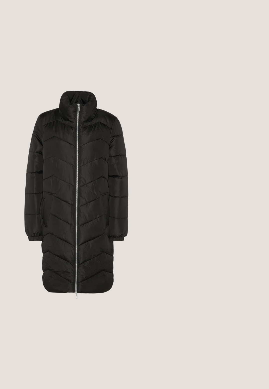 Doudoune noire avec un col haut, design matelassé en chevrons, fermeture éclair à l'avant et poches latérales. Texture lisse et silhouette mi-longue.; Pull en laine noir avec un col haut côtelé. Il présente des épaules tombantes et des poignets côtelés aux longues manches, en tissu texturé.; Jean large noir en denim, avec une taille haute, un design à cinq poches et une fermeture éclair avec bouton.; Botte de cheville noire avec une finition en cuir lisse, des panneaux latéraux en élasthanne, des languettes de traction et une semelle épaisse et texturée pour une meilleure adhérence.; Sac à main synthétique noir avec une forme courbée, une bandoulière en chaîne argentée, une fermeture éclair et un logo de marque en relief à l'avant. Texture lisse.; Boucles d'oreilles en argent, de forme circulaire, avec une texture lisse et brillante, et une largeur constante. Design minimaliste sans accents supplémentaires.