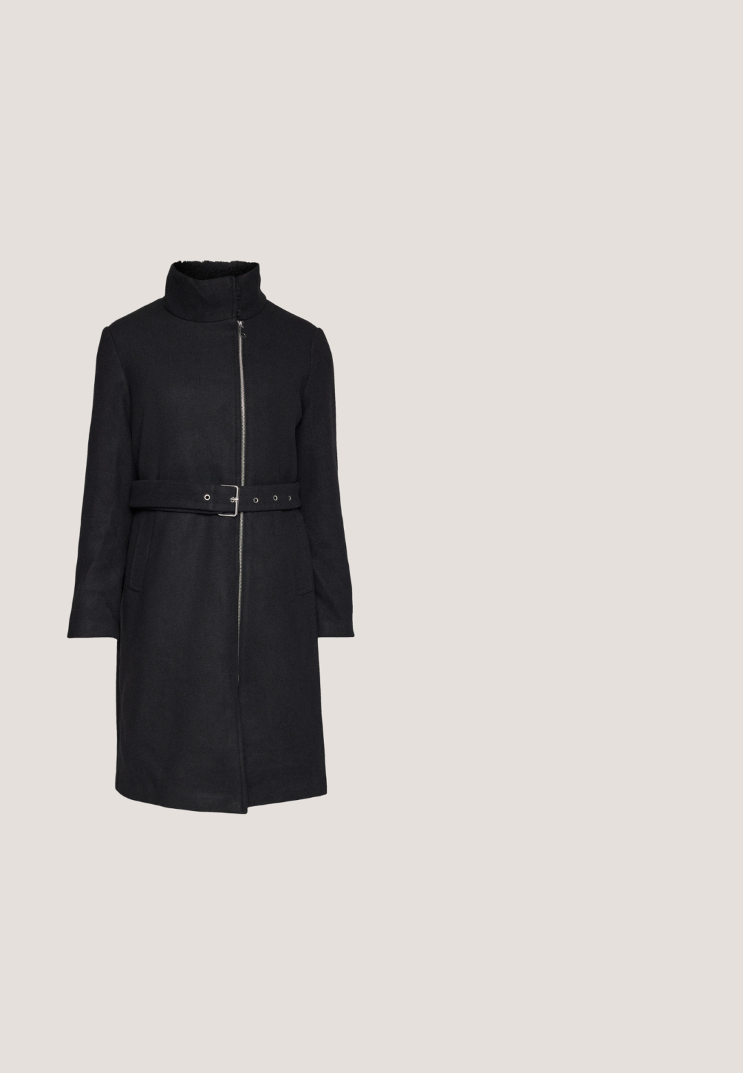 Vero Moda VMDENVERFEBE LONG COAT - Klassischer Mantel - black; Weißes, geripptes Tanktop mit runder Ausschnittform und ärmellosem Design. Hat eine Slim-Fit-Passform und eine weiche Textur, ideal zum Lagenlook.; Schwarze Straight-Leg-Jeans mit Knopfverschluss, Vorder- und Gesäßtaschen sowie Kupfennieten auf einem weißen Hintergrund.; Weißes Leder-Sneaker mit schwarzem Gummi-V-Logo. Strukturierte cremefarbene Sohle, weiße Schnürsenkel und Fersendetail in Schwarz mit dem Markennamen.; Silberne Creolen, kreisförmig, mit glatter, glänzender Oberfläche und gleichbleibender Breite. Minimalistisches Design ohne zusätzliche Akzente.; Schwarzer Leder-Gürtel mit einer silbernen Metallschnalle, verfügt über eine glatte Textur und ein klassisches Design. Der Gurt ist 3,8 cm breit.