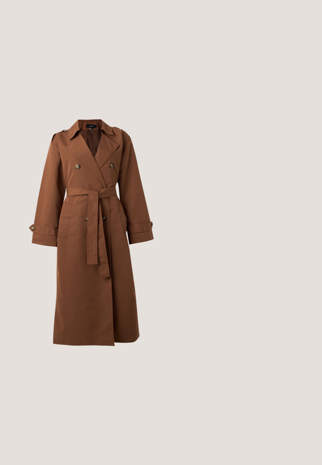 Lang brun dobbeltradet trenchcoat med brede slag, taljebælte, knapmanchetter og forlommer på ensfarvet baggrund.; Sort cropped sweater lavet af strikket stof. Har en rund halsudskæring, lange ærmer og en tekstureret overflade med en tætsiddende pasform ved kanten.; Graviditetskjole i ribbet stof med en tætsiddende pasform og lange ærmer. Farven er dyb rød med kontrasterende hvide horisontale striber.; Knæhøj sort læderstøvle med spids tå, to dekorative remme med gyldne spænder og en kraftig, tekstureret hæl.; Sort tekstureret læder tote taske med dobbelte knuder på håndtagene og en matchende rektangulær lynlåspung foran.; Sølv øreringe med ringform, der har et snoet design med et tekstureret diamantmønster. Fremstillet af et skinnende, reflekterende materiale.