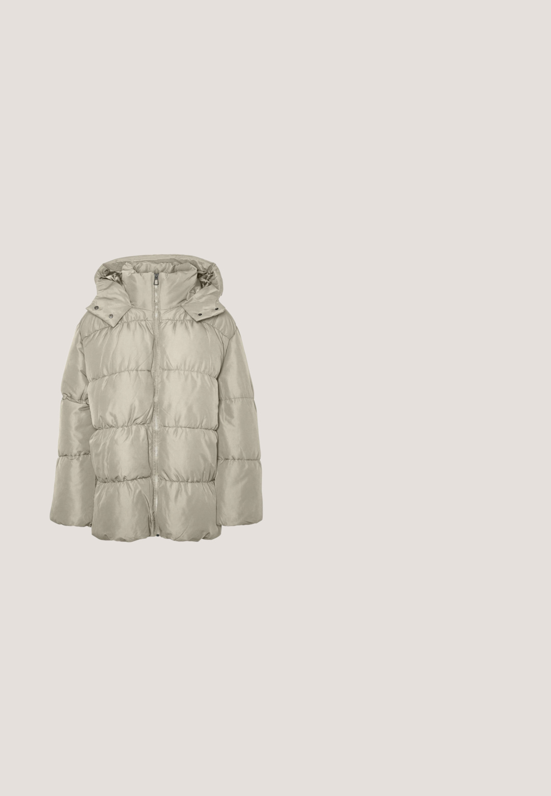 Vero Moda Vinterfrakke - oatmeal; Grå, ærmeløs strikket vest med ribbet tekstur og to frontsløjfer. Åben frontdesign med et blødt, let materiale.; Hvid bomulds T-shirt med korte, rullede ærmer, rund halsudskæring og løs pasform. Glat tekstur, minimalistisk design uden mønstre eller accenter.; Lysegrå denimjeans med vide ben, for- og baglommer, bæltestropper og en knaplukning i livet.; Sølv- og beige Puma-sneaker med gummisål, svævende over lyserøde og grå stenetrin.; Brun ruskindshåndtaske med et enkelt håndtag, prydet med små metalnitter jævnt fordelt over dens overflade.