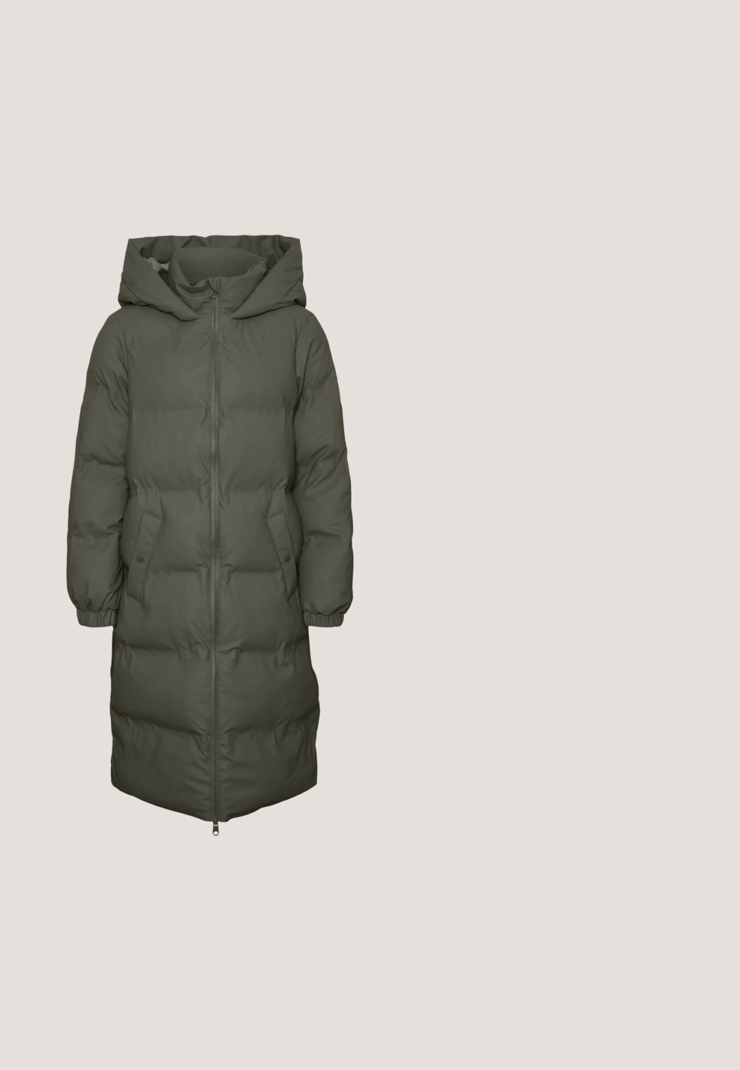 Olivenfarvet polstret jakke med hætte, lange ærmer, lynlås foran og sidelommer. Har elastiske manchetter og en knælang design.; Brun cardigan med rund hals, lange ærmer og knaplukning. Fremstillet af et blødt tekstureret materiale, med en tætsiddende silhuet.; Brun T-shirt med korte ærmer, rund halsudskæring og løs pasform, lavet af blødt stof, med få sømme og enkelt design.; Brune sweatpants med afslappet pasform, elastisk linning og justerbar snøre, lavet af blødt stof til afslappet brug.; Mørkebrun ruskind damespids med højhælet pumpe med spids tå og slank lille hæl på hvid baggrund.; Mørkebrun læder skuldertaske med en blød rektangulær form, justerbar rem og en glat, uregelmæssig guldlås foran.
