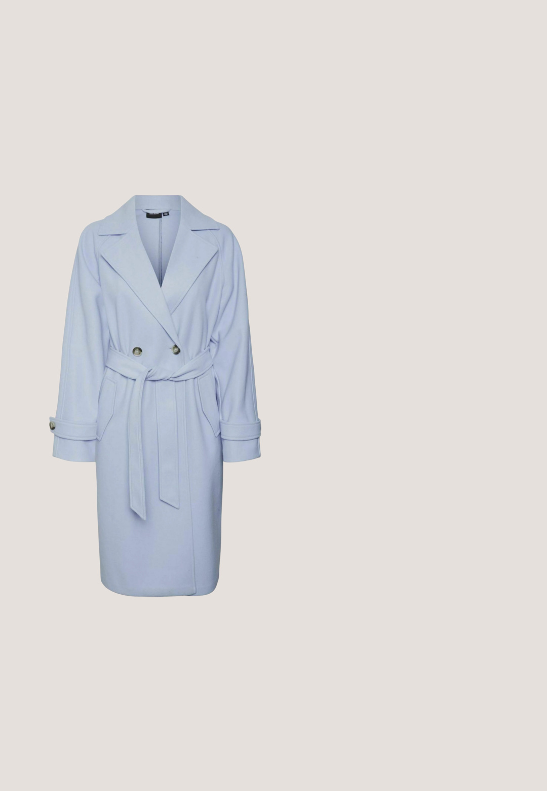 Abrigo de lana azul claro con un frente de doble botonadura, amplio cuello y cinturón. Presenta botones grandes y puños enrollados.; Blusa blanca de manga corta con cuello redondo y mangas abullonadas, que presenta un cierre de botones en la parte posterior.; Pantalones de pierna ancha blancos, confeccionados con una tela suave, con una cinturilla elástica y pliegues en la parte delantera para un detalle adicional.; Zapato de tacón tipo slingback metálico dorado con punta en pico, tacón de aguja de altura media y un lazo grande decorativo en la parte delantera.; Bolso rectangular beige tejido con ribete de cuero blanco, asa superior, correa de hombro ajustable y cierre de giro dorado.; Collar de cadena de oro con un diseño trenzado y cierre de muelle redondo sobre fondo blanco.