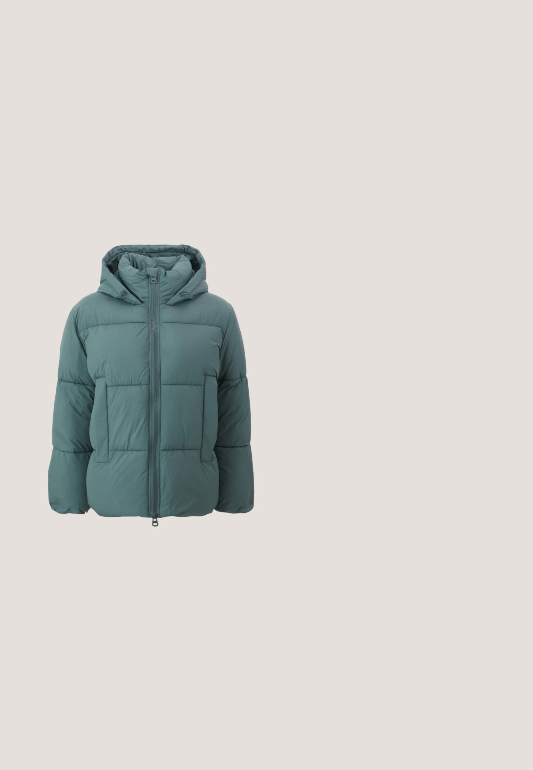 Puffjakke i dæmpet grøn med lynlås fortil, hætte og to store forlommer. Materialet ser blødt ud med en quiltet tekstur.; Langærmet grå uldsweater til kvinder med rund hals, ribstrikkede manchetter og kant, mærket Selected Femme.; Grå denim skinny jeans med en glat tekstur, høj talje, fem-lomme design og metalknaplukning foran.; Sorte ankelstøvler med en tekstureret overflade, tyk sål, rem med metalliske detaljer og justerbar spænde, med en plisseret design ved toppen.; Sort skuldertaske i læder med en glat tekstur, rundet form og en tynd strop. Har lynlås og minimal hardware-detaljer.; Et par polerede sølv halvmåneformede hoop øreringe med klare plastikbagsider på en hvid overflade.