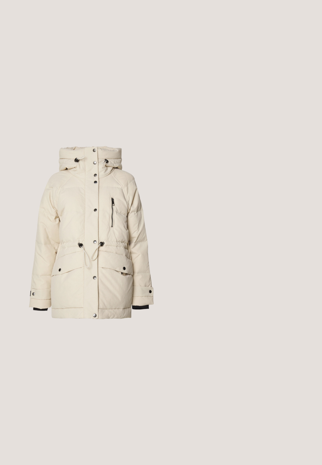 Veste rembourrée beige clair avec un col montant, une taille à cordon de serrage, une poche poitrine zippée et des fermetures à pression. Texture lisse et manches longues.; Pull en polaire couleur crème avec un col haut et une fermeture éclair sur le devant. La texture est douce et moelleuse, avec des poignets et un ourlet côtelés.; Jean en denim évasés de couleur bleu foncé. Comprend cinq poches, des passants de ceinture et des coutures orange. Texture lisse avec un design classique.; Baskets blanches avec un panneau latéral matelassé, des lacets plats, un col rembourré et une semelle en caoutchouc texturée, présentant un bout arrondi et une finition lisse.; Even&Odd by Zalando Sac week-end - green; Boucles d’oreilles créoles en métal argenté avec une surface lisse légèrement incurvée et des fermoirs à clapet sur un fond blanc uni.