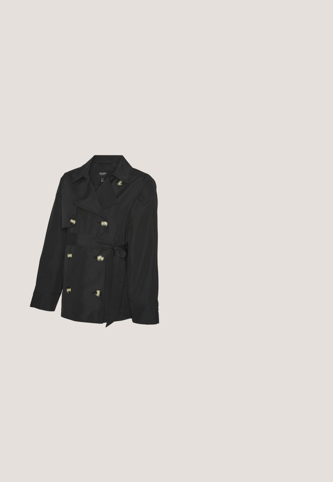 Sort trenchcoat med dobbeltbrystet design, gyldne knapper, brede kraver og bælte. Lavet af glat stof med en skræddersyet pasform.; ONLY MATERNITY OLMESMERALDA DRESS - Jerseykjole - black; Sort ruskind lavhælet pumpe med rund tå og blokhæl på hvid baggrund.; Skildpaddebens rektangulære briller med klare linser, der har kraftige stel, guldaccenter og et strømlinet design.; Sort læderhåndtaske med en lang rem og flettet firkantet mønster, vist vinklet på en hvid baggrund.; Perle satinbånd formet hårtilbehør med iriserende perler og en guldfarvet detalje i midten, med to længere tråde hængende ned.