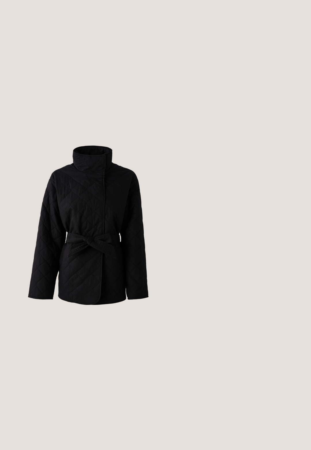 Schwarze gesteppte Jacke mit hohem Kragen, tailliertem Gürtel und strukturiertem Stoff. Verfügt über diagonale Muster und lange Ärmel, designed für Wärme.; Hellgraues langärmliges V-Ausschnitt-oberteil mit Kragen, aus weichem, strukturiertem Stoff gefertigt, mit enganliegendem Design und minimalen Details.; Blaue Denim-Jeans in slim Fit mit leichter Ausbleichung, zwei Fronttaschen und geringfügigen Used-Effekten in der Nähe der Knie.; Schwarze Wildleder-Ankle-Boots mit einem Reißverschluss, weichem Fellbesatz oben und einer massiven schwarzen Gummisohle. Glatte Oberfläche ohne sichtbare Muster.; Schwarze Ledertasche mit zwei Griffen und kontrastierend weißer Naht, mit einer breiten, strukturierten Form und zentralen Nahtdetails.; Ohrstecker in Silberoptik, halbkreisförmig mit geriffelter Textur und Steckverschlüssen, auf weißem Hintergrund.
