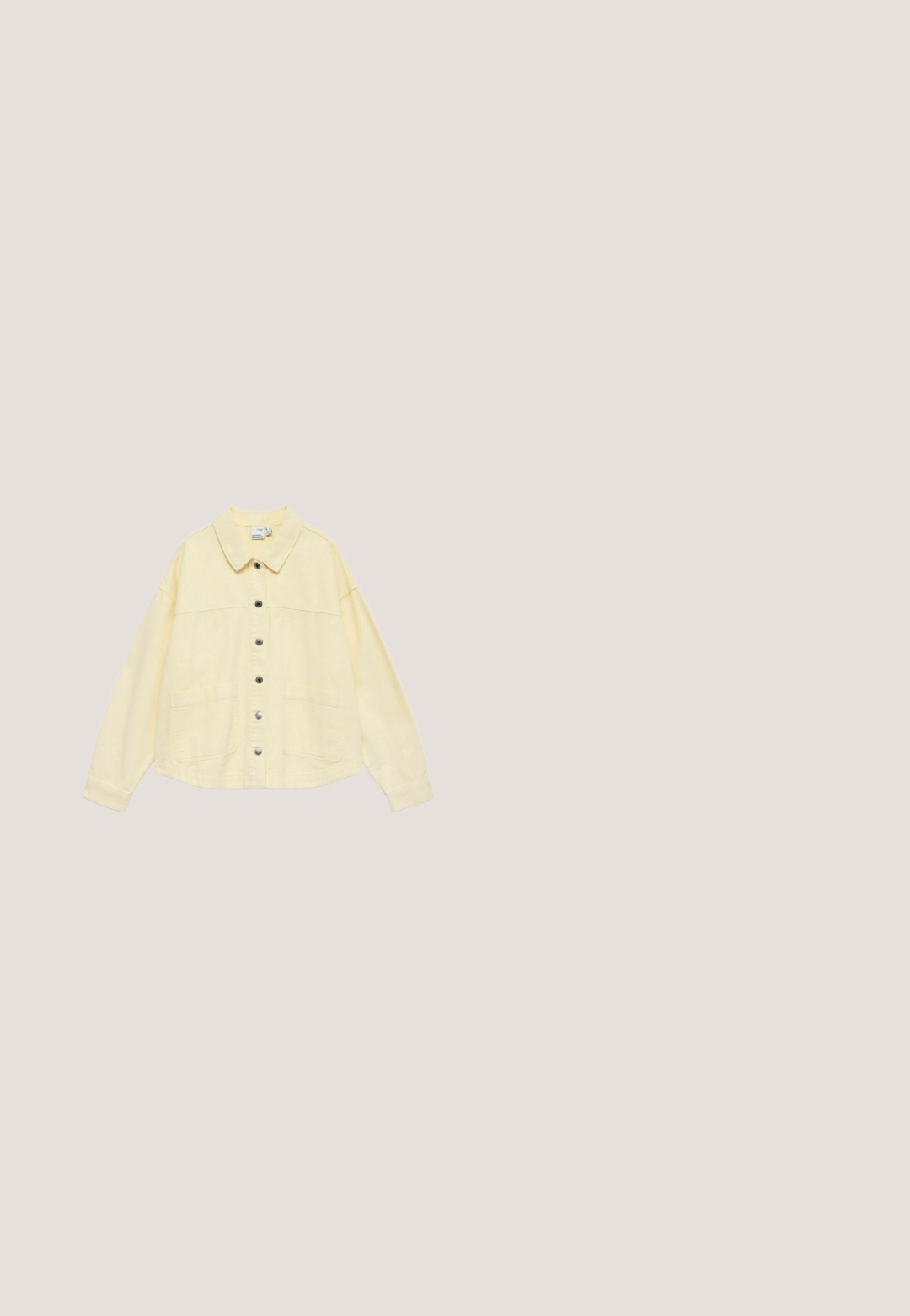 Veste jaune clair boutonnée, manches longues, deux poches plaquées à l'avant et un col, posée à plat sur fond blanc.; T-shirt blanc oversize à manches courtes avec col rond, design uni, et coutures d'épaule tombantes sur fond blanc.; Pantalon blanc ample avec taille élastique et poignets élastiques froncés, doté de poches latérales, posé à plat sur fond blanc.; Baskets en cuir crème avec trois bandes sombres, une semelle extérieure en gomme marron et un bout arrondi. Présentent une languette pliable étiquetée "SAMBA."; Sac fourre-tout à rayures verticales noires et blanches avec deux longues bretelles d’épaule et deux anses plus courtes sur fond blanc.; Bracelet chaîne en argent avec fermoir homard et chaîne d'extension réglable sur fond blanc.