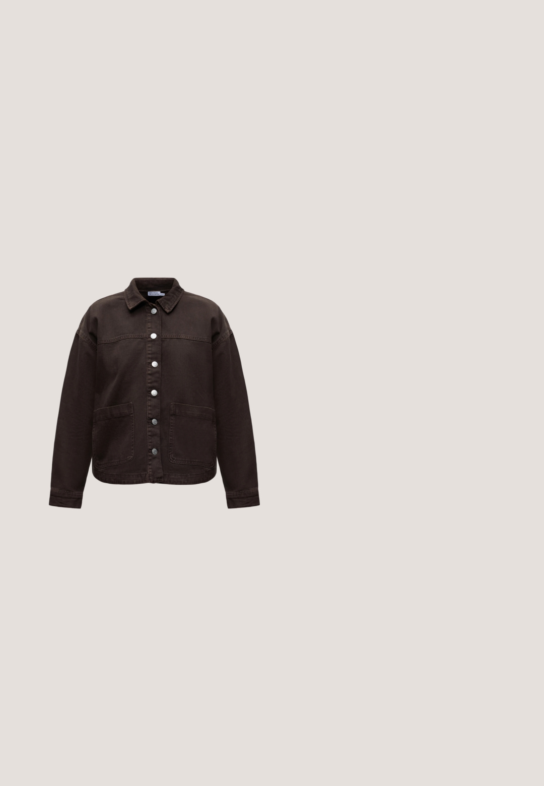 Donkerbruine jas met knopen, lange mouwen, twee voorzakken en een opgevouwen kraag, getoond tegen een effen achtergrond.; Kort topje met korte mouwen, off-shoulder, in effen donkerbordeaux stof met geribde zoom en halslijn.; Rechte broek in effen donker bordeaux met elastische tailleband, gemaakt van zachte stof.; Bruine leren bootshoe met een ronde neus, twee vetergaatjes en een gestructureerde rubberen zool. Heeft gestikte details en een contrasterende tan kleurige buitenzool.; Donkerbruine glanzende leren schoudertas met een enkele brede riem en gespsdetail aan één kant, tegen een effen lichte achtergrond.; Een paar gladde, glanzende zilveren ovale objecten die naast elkaar zijn geplaatst op een eenvoudige witte achtergrond.